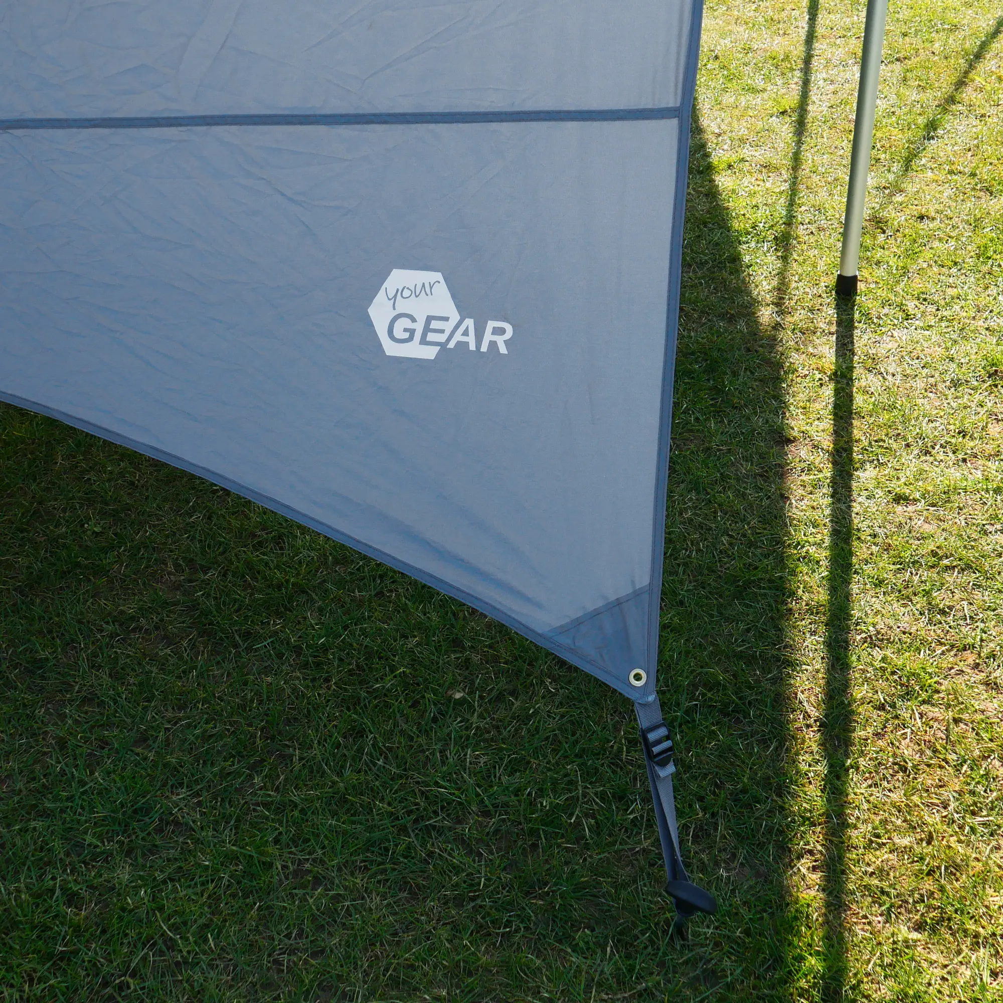 Toldo lateral gris your GEAR Tropea para furgoneta o autocaravana, con protección solar UV 50+, costuras reforzadas y estructura de aluminio visible, adecuado como avancé o techo para camping.