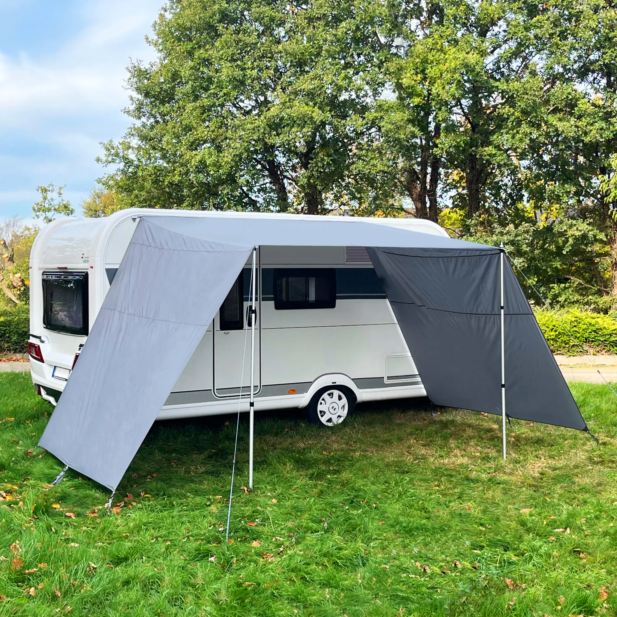 Tenda parasole your GEAR Teramo 250 x 240 cm montata su caravan, con tetto grigio e pareti laterali, supportata da pali telescopici in alluminio. Ideale come protezione solare e pioggia per camper.