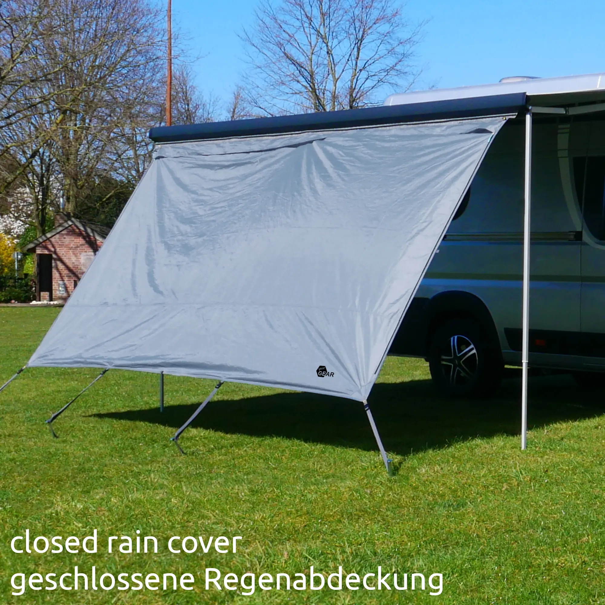 Frontal de toldo your GEAR Sun + Rain Blocker de 3,7 x 2 m en color gris, instalado en una autocaravana, ofrece protección solar, contra la lluvia y el viento, visible con cubierta impermeable cerrada.