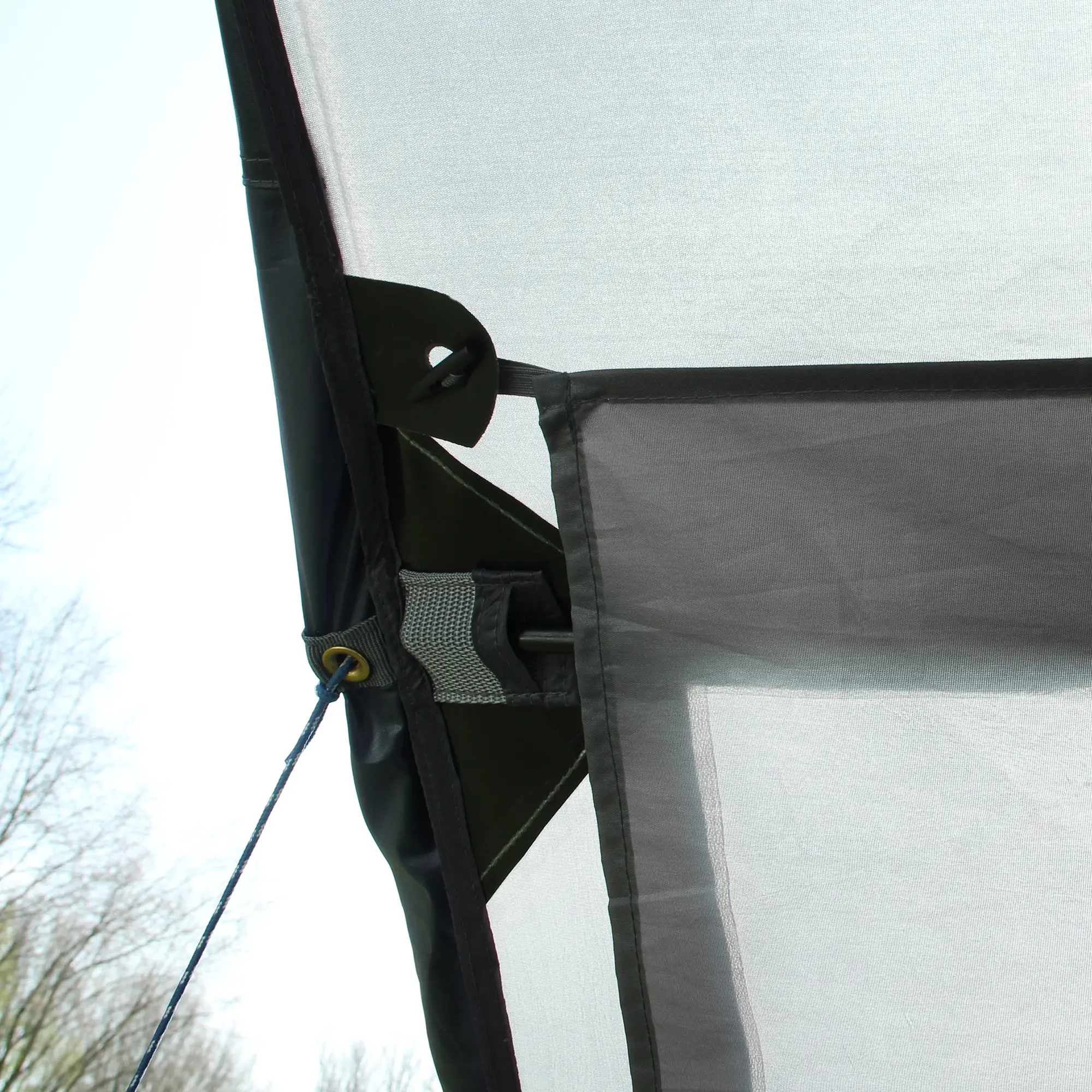 Detalle del borde y la fijación del avancé your GEAR Riviera 200, mostrando la lona resistente, costuras reforzadas, ojal metálico y ventana panorámica translúcida para protección solar UV 50+ en camping.