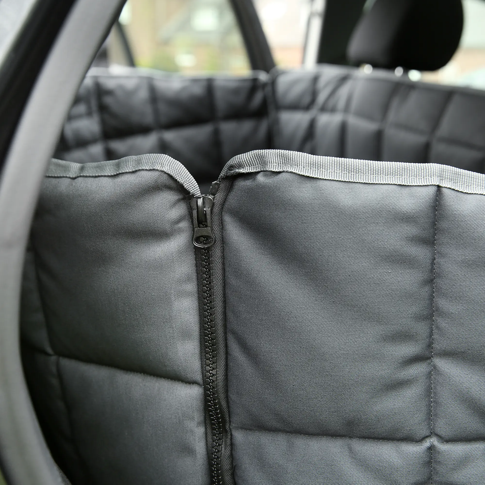 Schondecke your GEAR Rapallo für die Rücksitzbank im Auto, gepolstert, robust, mit mittigem Reißverschluss und erhöhten Seitenwänden für optimalen Schutz und Komfort für Hunde beim Transport.