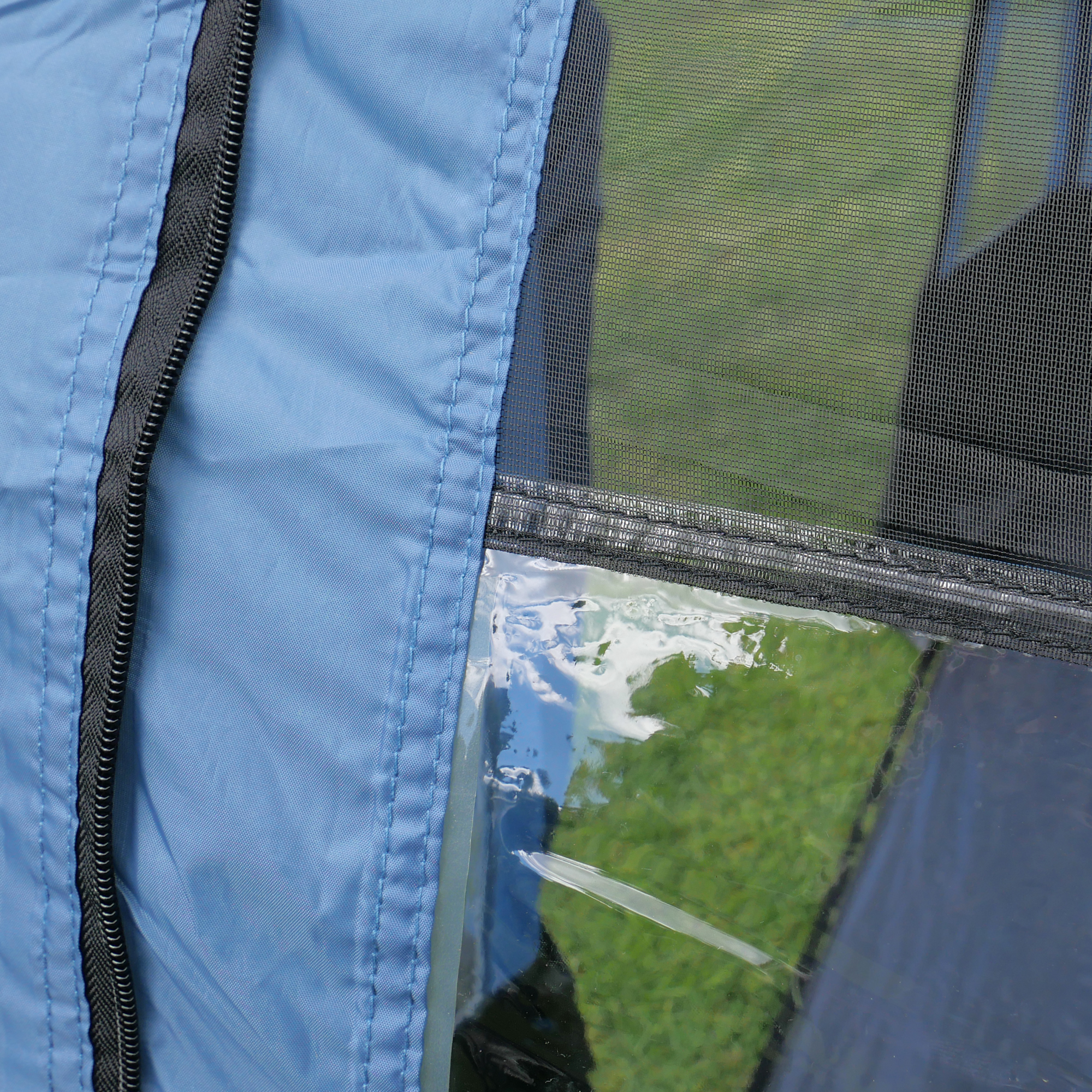 Détail du your GEAR Zelt Mistral : tissu bleu avec fermeture éclair, fenêtre en maille anti-moustique et panneau transparent, illustrant la ventilation et la luminosité du tunnel familial pour 6 personnes.
