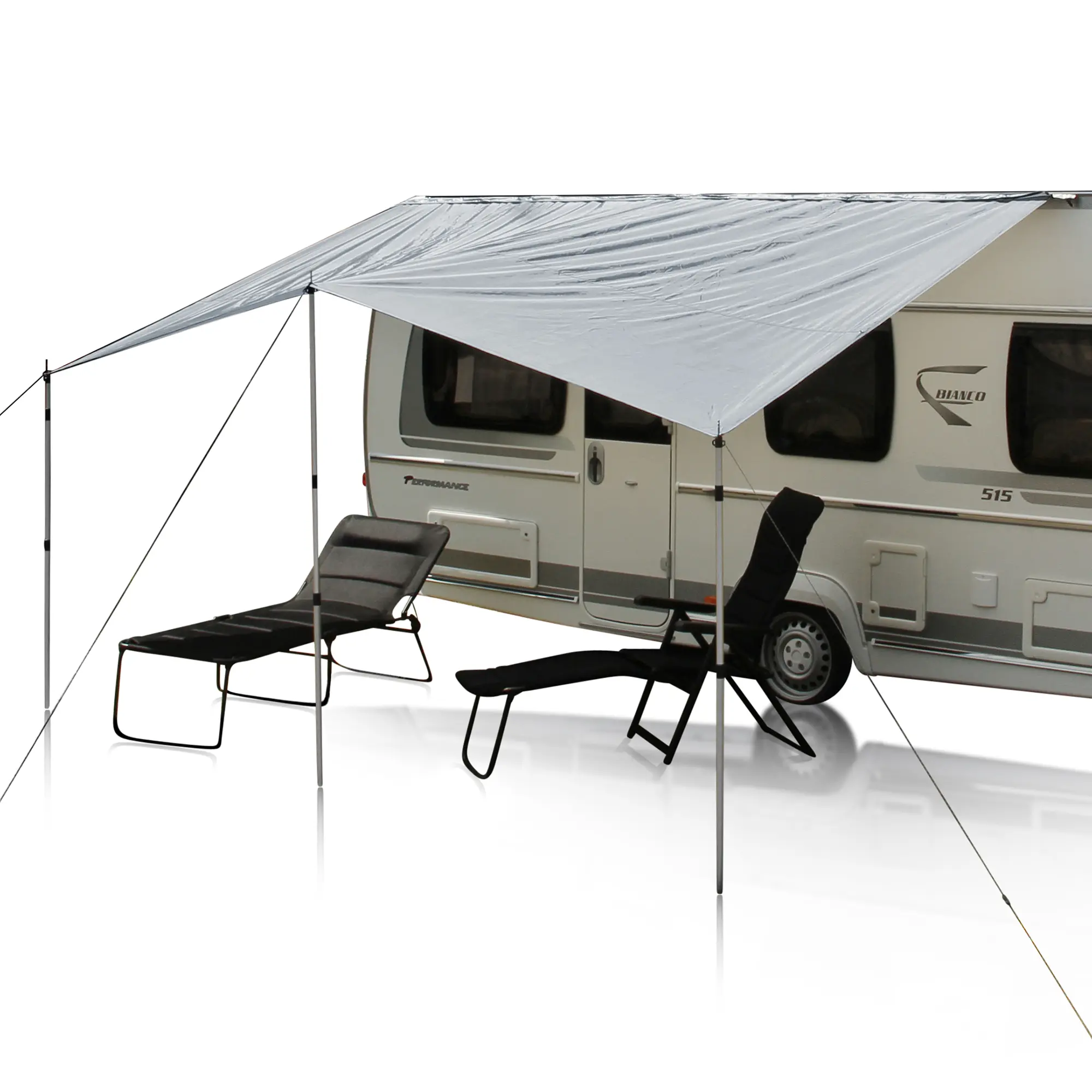 Sonnensegel yourGEAR 3x2,4 m in Grau am Wohnwagen montiert, mit drei Aluminium-Teleskopstangen, bietet Schatten über zwei Liegen und einen Stuhl, idealer UV 50+ Sonnen- und Regenschutz für Caravan.