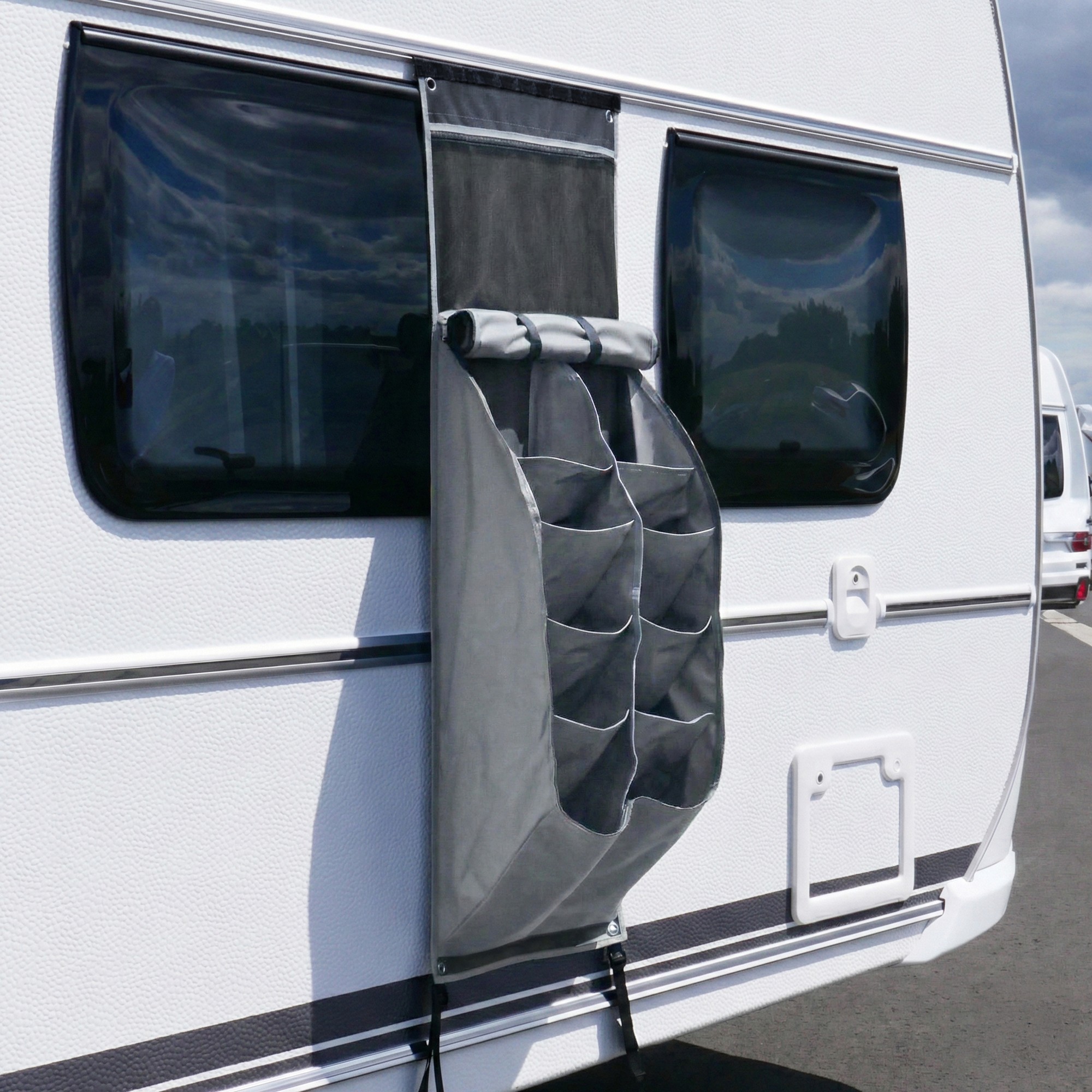 Organiseur your GEAR gris suspendu sur caravane, 140x45 cm, tissu mesh avec 10 compartiments verticaux, œillet supérieur pour keder ou crochet et sangles inférieures pour fixation, rangement chaussures et accessoires de camping.