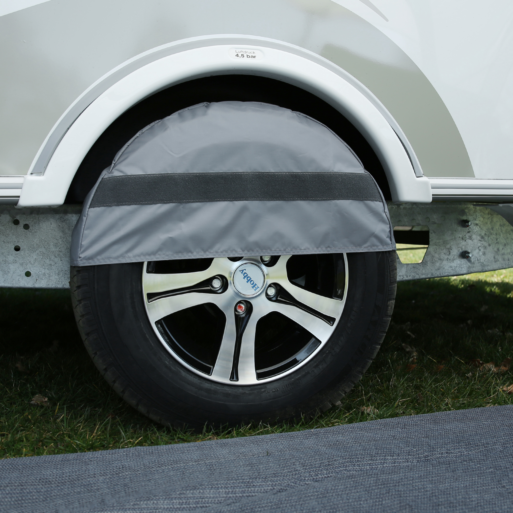 Graue your GEAR Bodenschürze Brela für Hobby Beachy 450 Wohnwagen, passgenau am Radkasten montiert, schützt das Rad und die Unterseite des Wohnwagens vor Wind und Zugluft, robustes Material mit Klettverschluss.