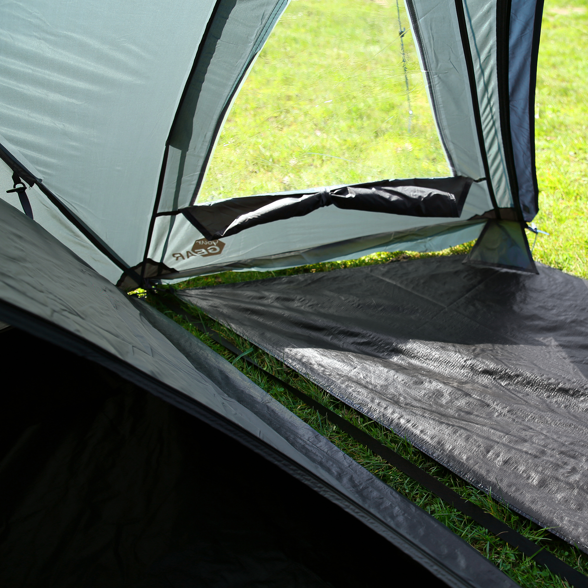Interior del your GEAR Zelt Monza para 4 personas, mostrando el suelo impermeable, ventana transparente y estructura de cúpula, ideal para camping con protección UV50+ y resistencia a la intemperie.