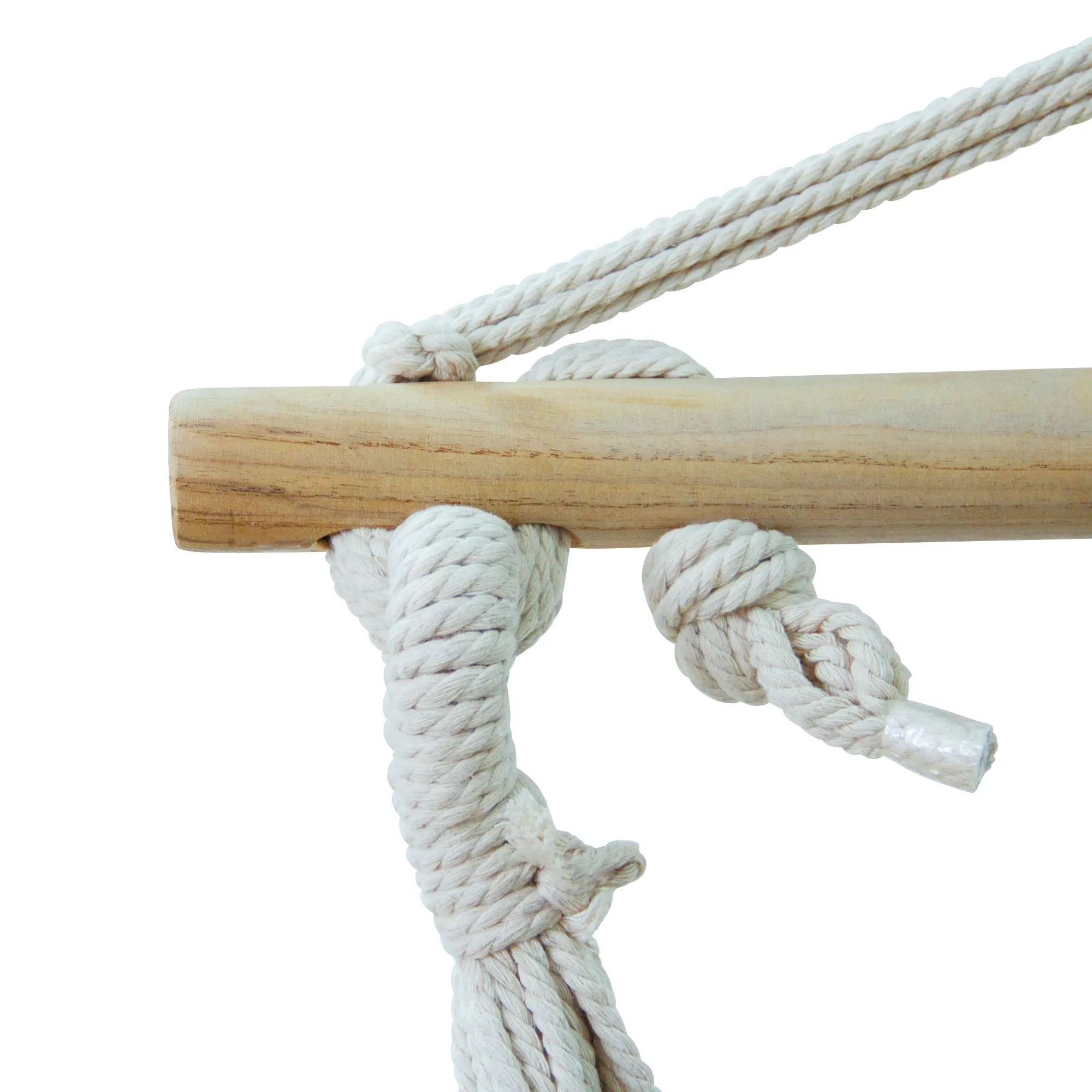 Detalle del sistema de suspensión del yourGEAR Lombok Aqua Hängesessel: cuerda gruesa de algodón natural atada a una barra de madera robusta, mostrando la alta resistencia y calidad del columpio colgante.