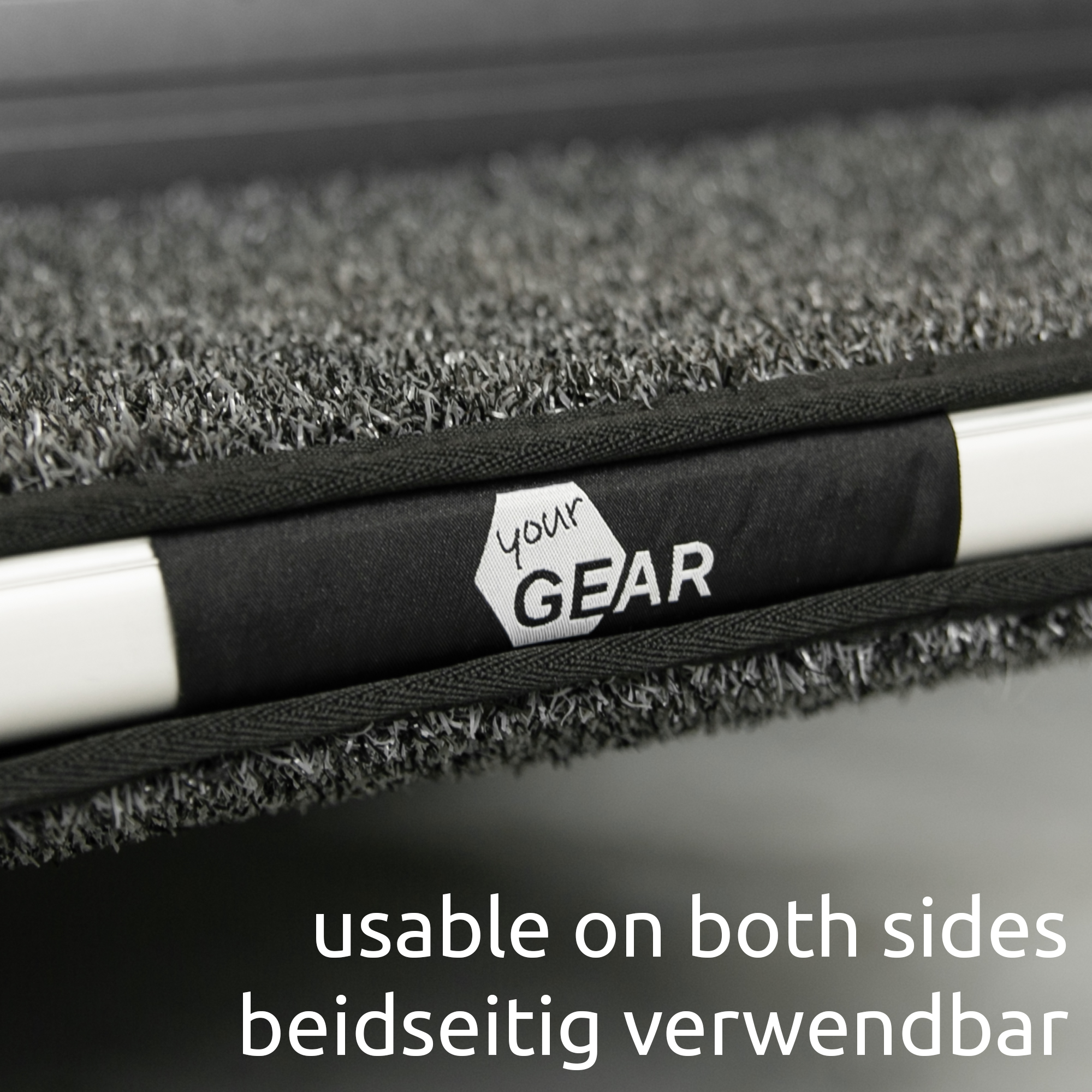 Paillasson your GEAR Mantua pour marche de camping-car, dimension 52,5 x 20 cm, surface grise texturée, logo visible, lavable et utilisable des deux côtés, adapté aux marches Thule/Lippert.