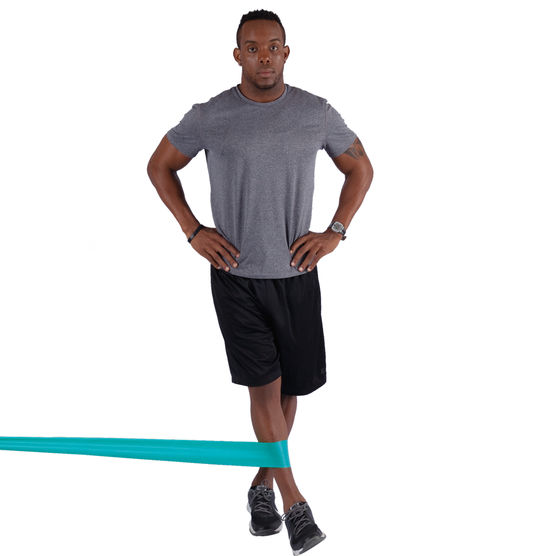 Uomo che utilizza lo Spirit Fitnessband 13,5 kg, fascia elastica blu latex-free da 183x10 cm, per esercizi di resistenza alle gambe. Ideale per allenamento fitness, fisioterapia e potenziamento muscolare.