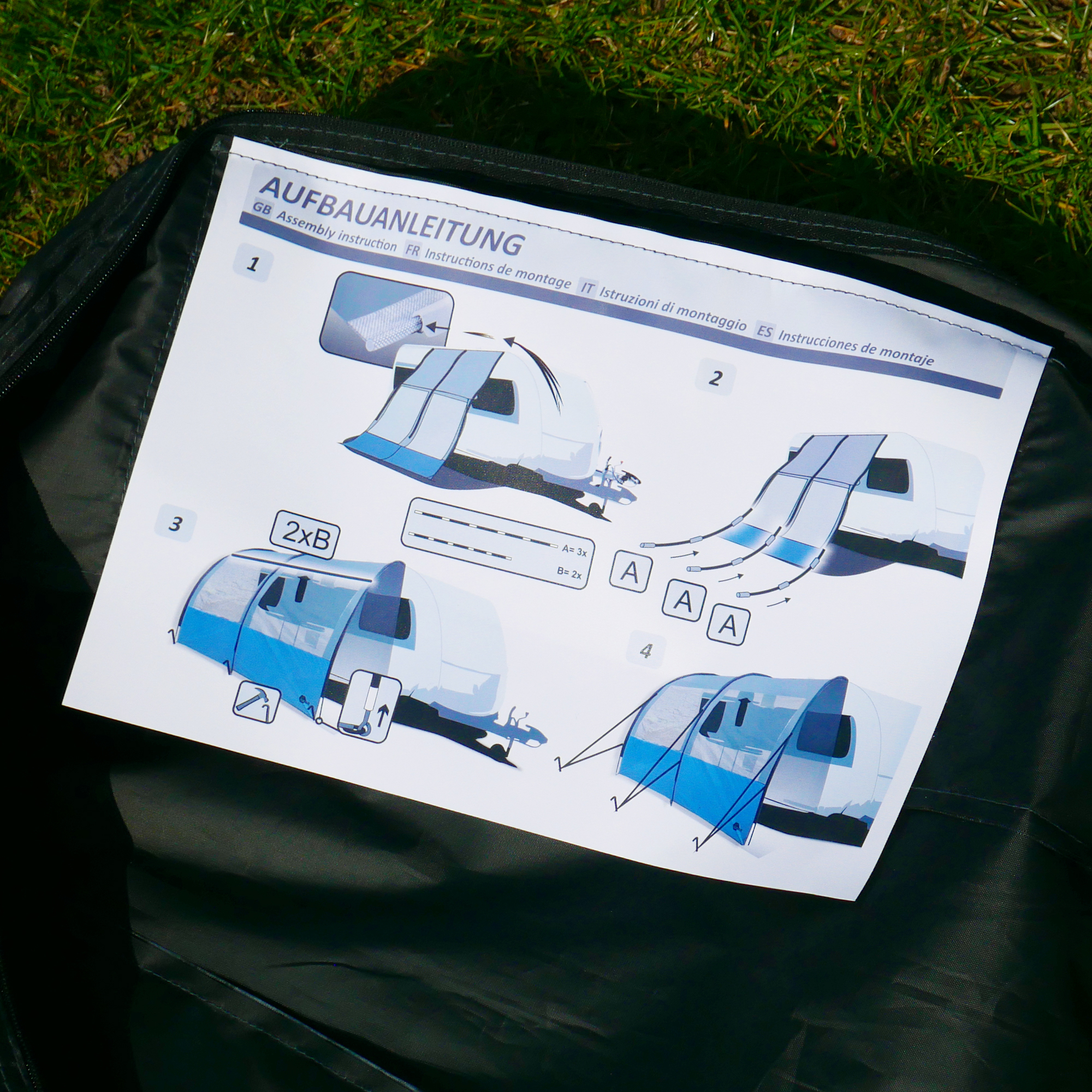 Notice de montage illustrée du auvent your GEAR Riviera 350 pour caravane ou camping-car, montrant l’installation étape par étape du toit solaire bleu avec fenêtres panoramiques et protection UV 50+.