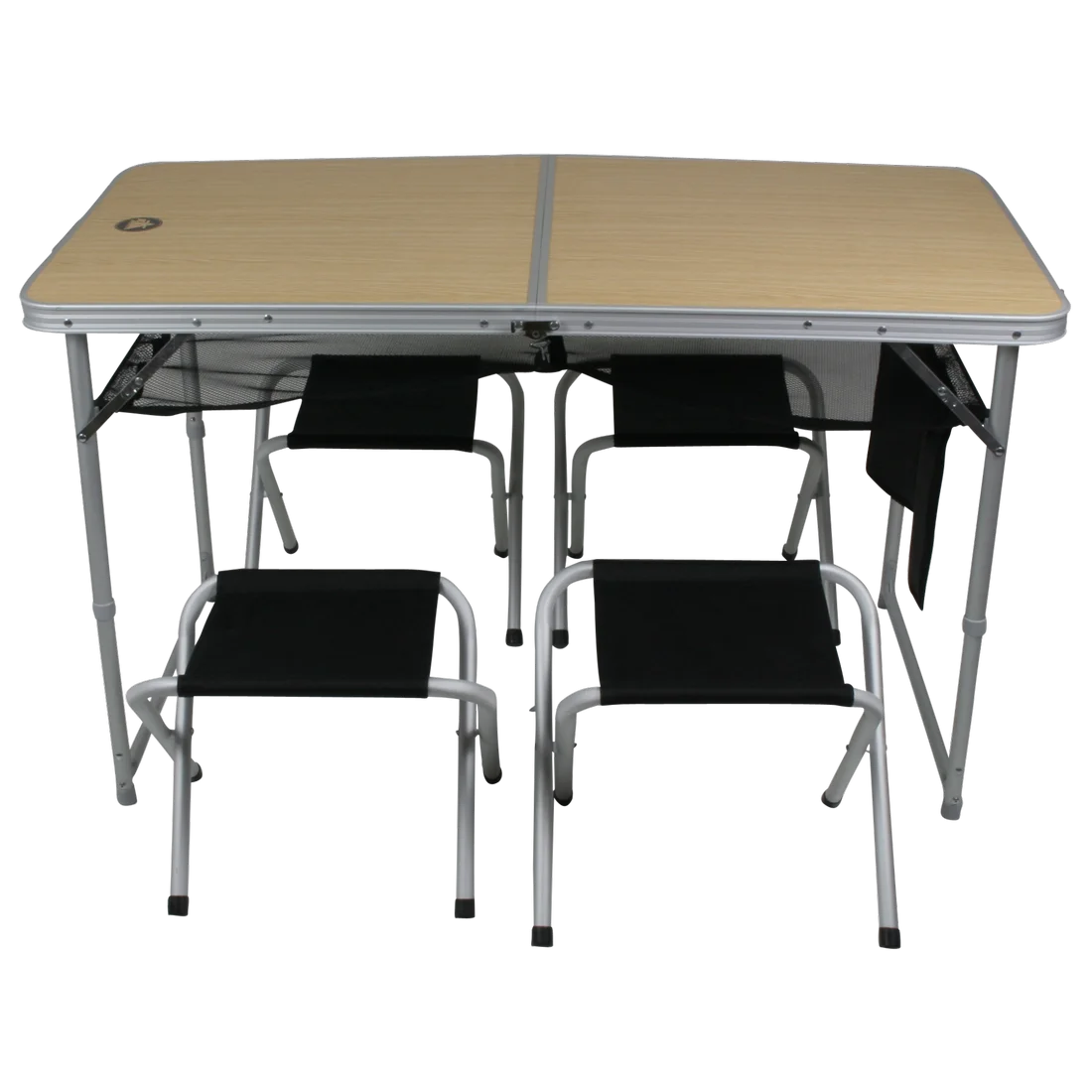 Table de camping pliable 10T pour 4 personnes avec plateau effet bois clair et structure aluminium, livré avec quatre tabourets noirs assortis, idéal pour pique-nique ou vacances en plein air.