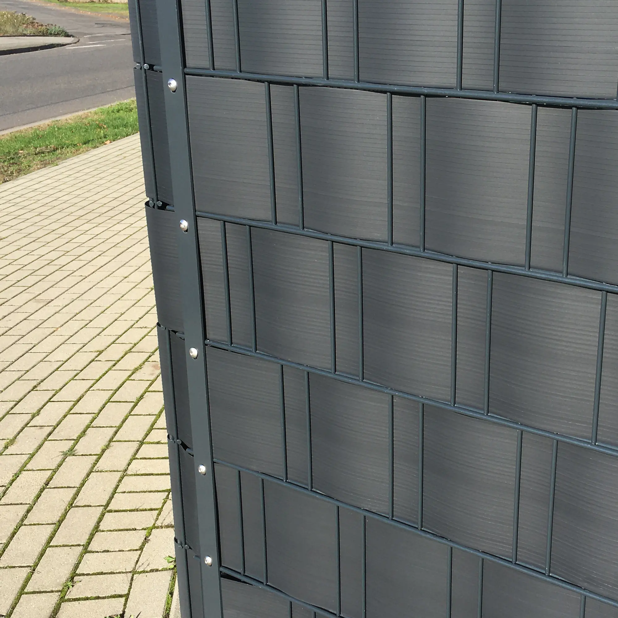 Lames occultantes yourGEAR en PVC rigide gris, dimensions 252x19 cm, installées sur un panneau de clôture à double fil, offrant une protection visuelle moderne et robuste pour jardin et terrain.