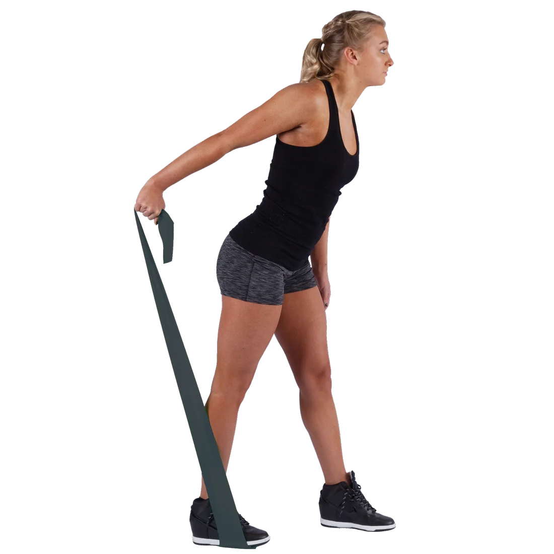 Woman exercising with Spirit Fitnessband, 183x10 cm, 27 kg resistance, latex-free. The dark exercise band is stretched under her foot and held with one hand, ideal for strength and resistance training.