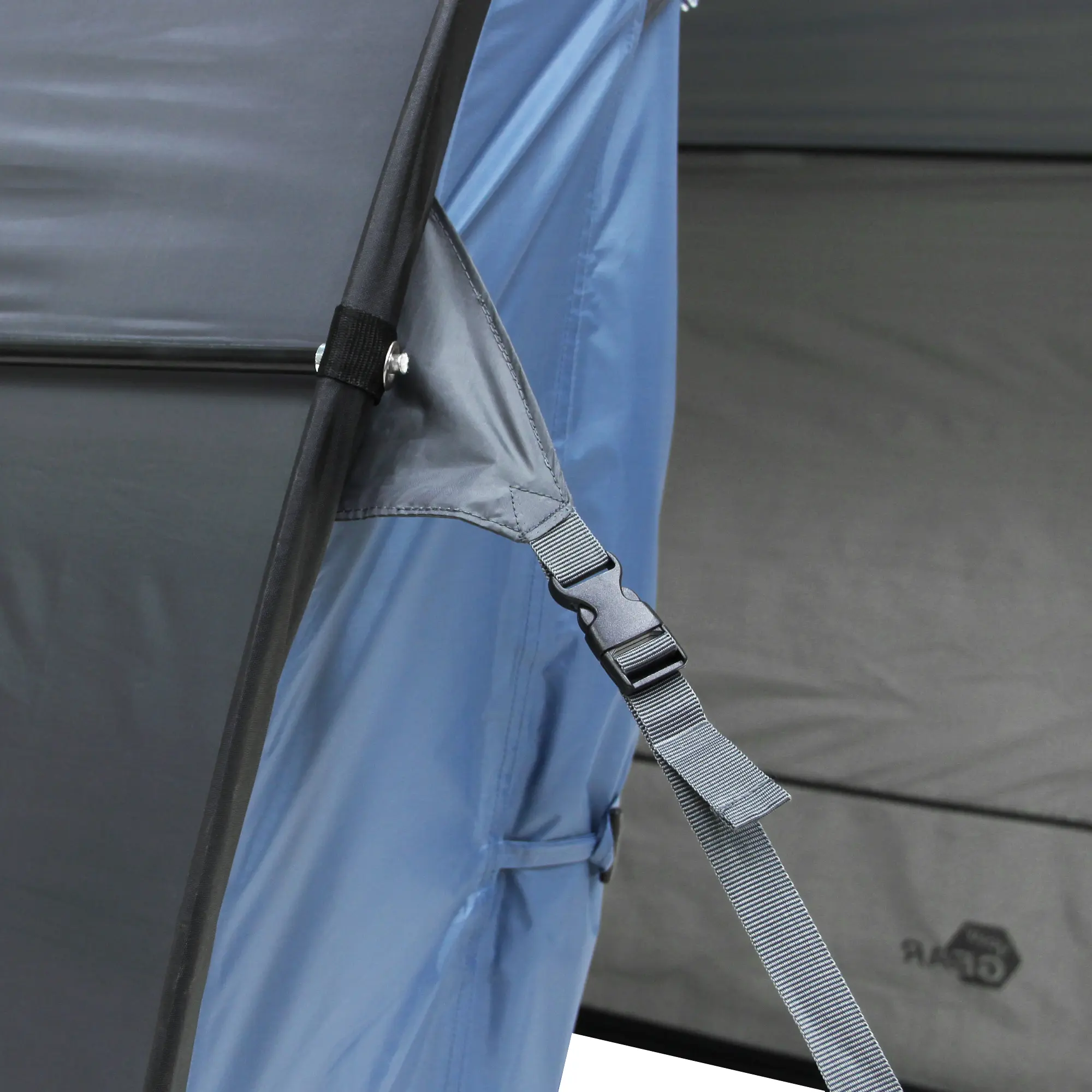 Dettaglio del your GEAR Zelt Vento: vista su tessuto blu-grigio, tirante regolabile con fibbia in plastica, struttura a tunnel robusta, ideale come tenda universale per bici, attrezzi o cucina.