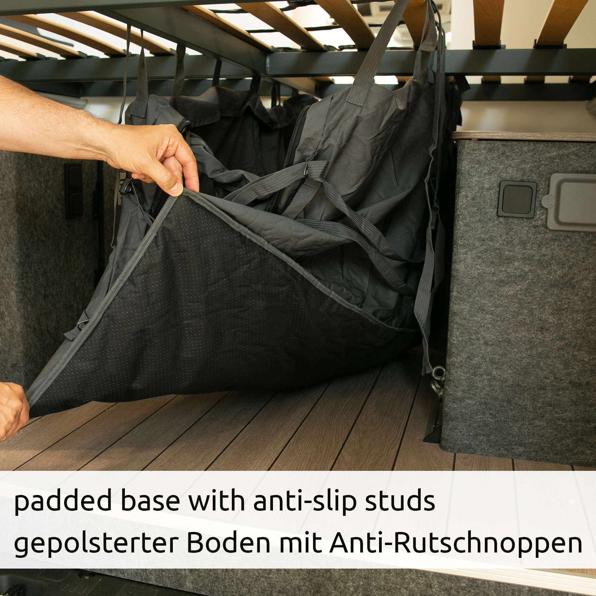 Sac de rangement your GEAR Bozen pour camping-car, monté verticalement dans le coffre arrière, avec fond rembourré et picots antidérapants, idéal pour organiser et sécuriser les meubles de camping.