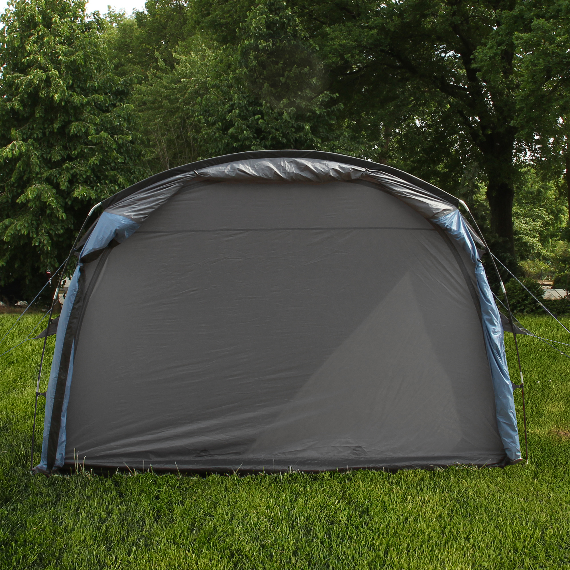 Auvent de bus your GEAR Rimini 300, autoportant, grande porte fermée, tissu gris avec bords bleus, installé sur pelouse, adapté aux vans et transporteurs, idéal pour camping et protection UV.