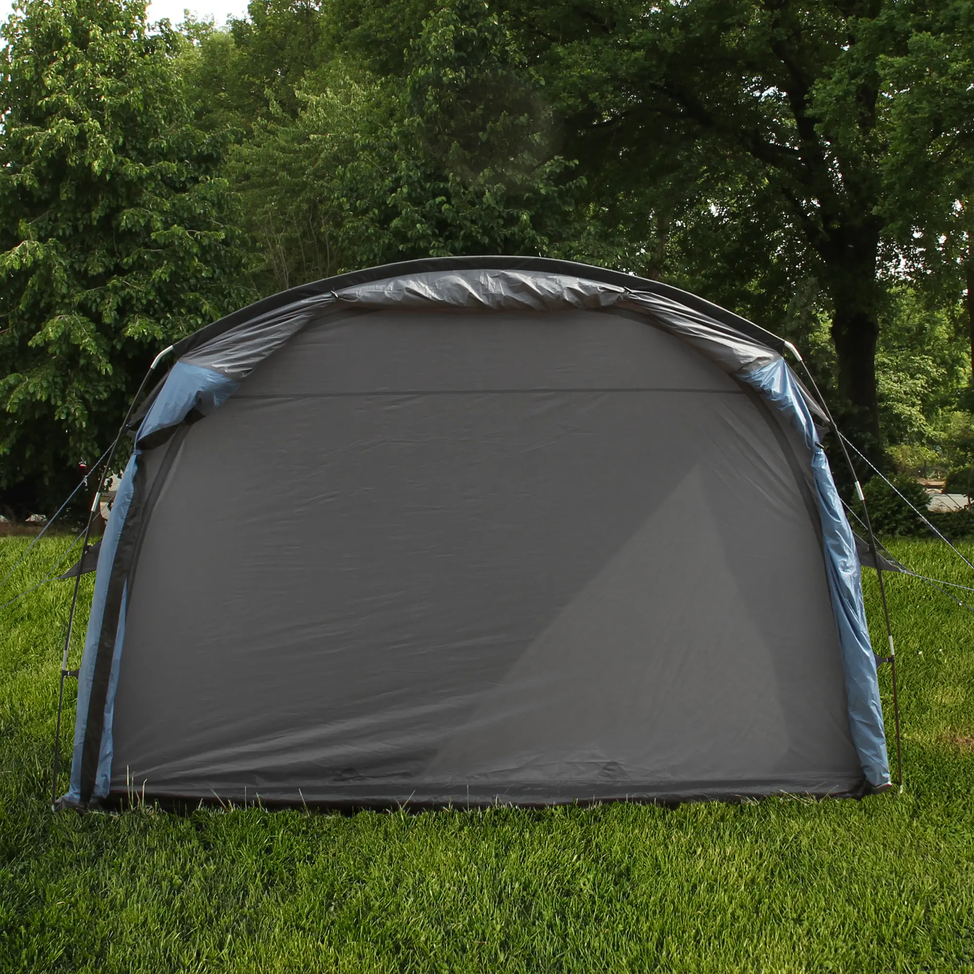 Tenda your GEAR Busvorzelt Rimini 300 autoportante per bus e van, colore grigio, con ampio spazio interno, finestre panoramiche e protezione UV 50+, montata su prato verde con alberi sullo sfondo.