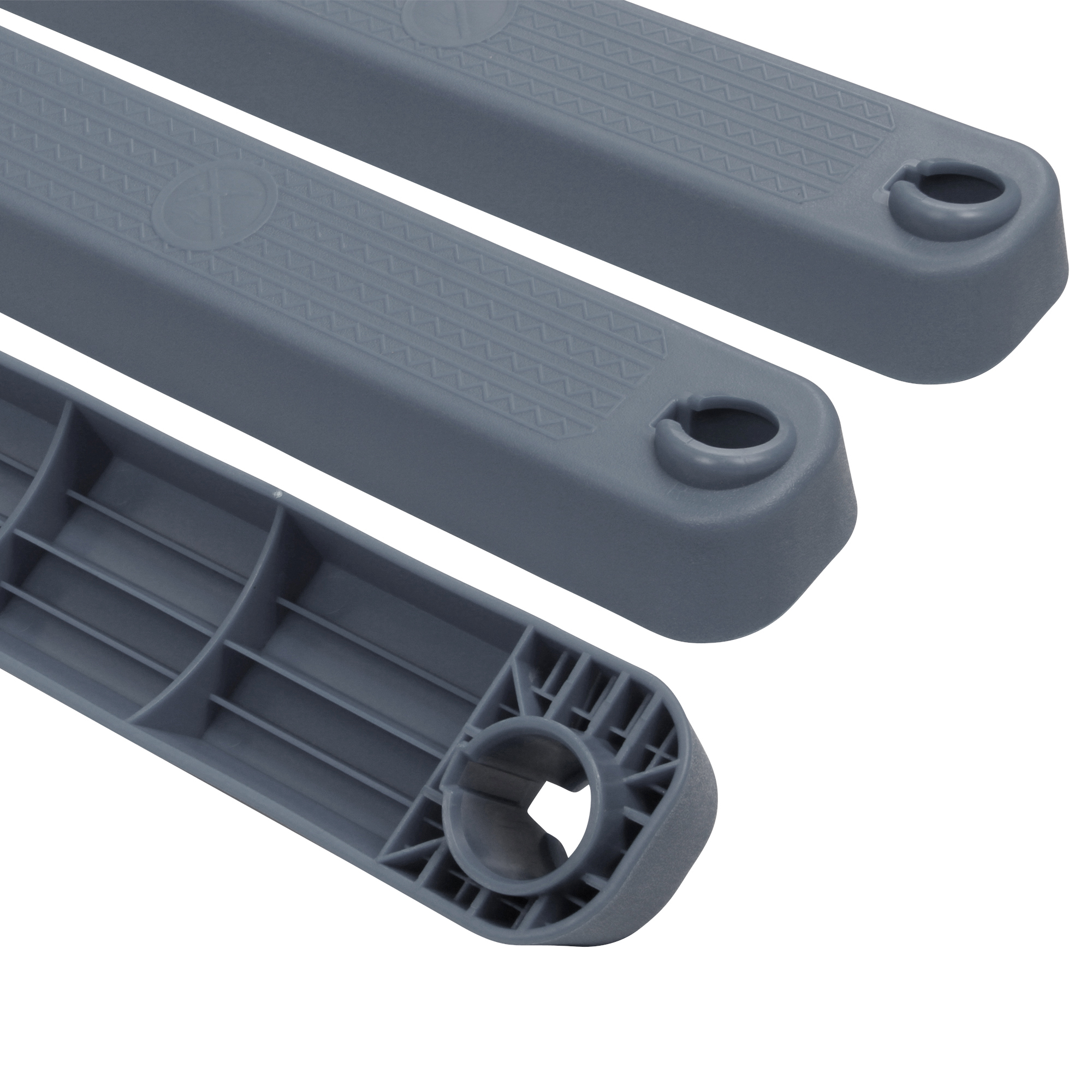 Dettaglio dei gradini antiscivolo in plastica grigia della scala yourGEAR PL90 per piscine fuori terra fino a 90 cm, con superficie strutturata e fori per il fissaggio.