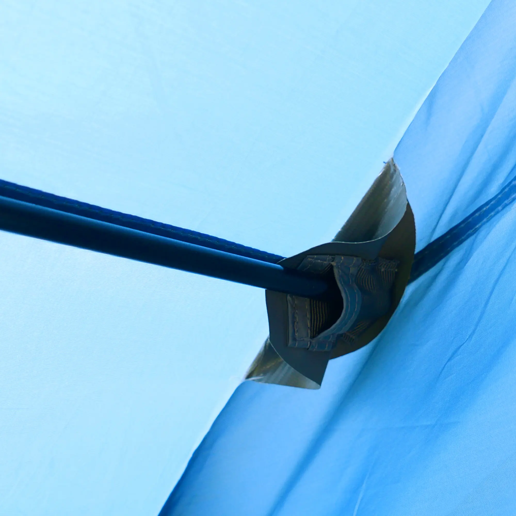 Detalle del interior del your GEAR Venecia Caravan Heckzelt, mostrando la barra de soporte y la costura reforzada de la lona azul, ideal como avancé, tienda trasera o cocina para caravana.