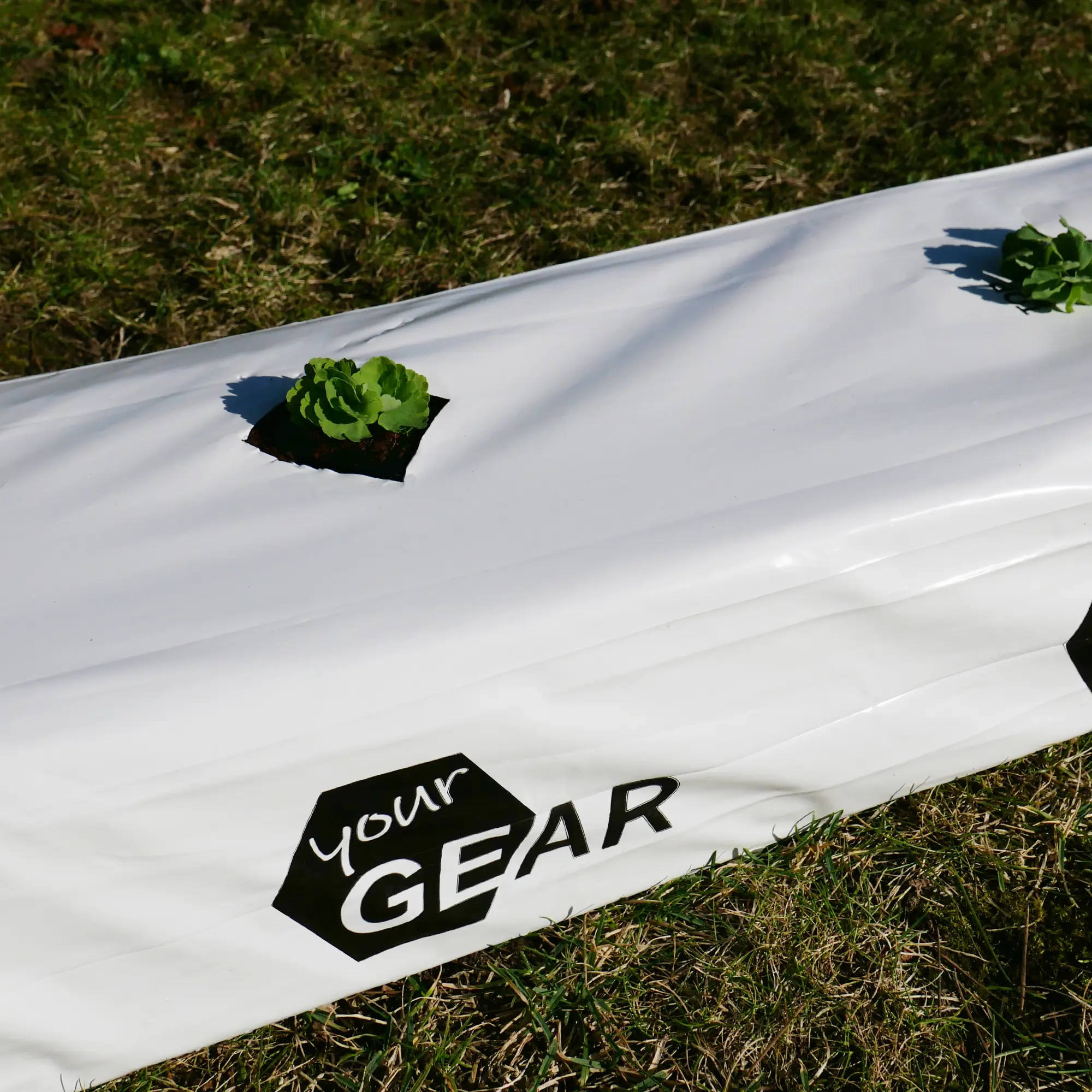 Sacco per coltivazione yourGEAR bianco 100x20x15 cm con logo nero, contenente cocco pressato, usato come substrato per piantine. Perfetto per semina, crescita e coltivazione sostenibile.