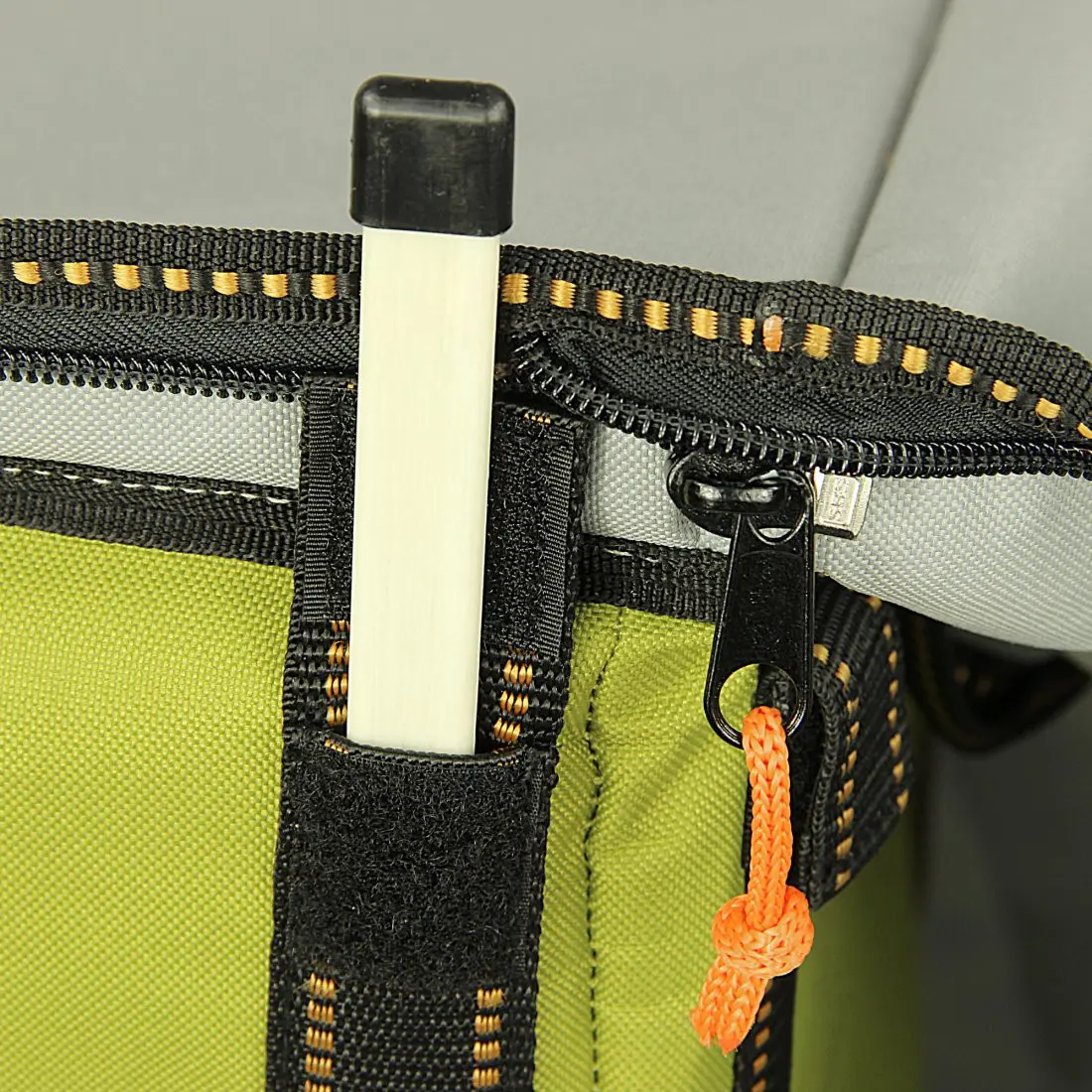 Primo piano della cerniera e del dettaglio del tessuto verde e grigio del 10T Cooler Trolley Bollerwagen, con manico telescopico e cuciture rinforzate, ideale come carrello pieghevole con scomparto termico.