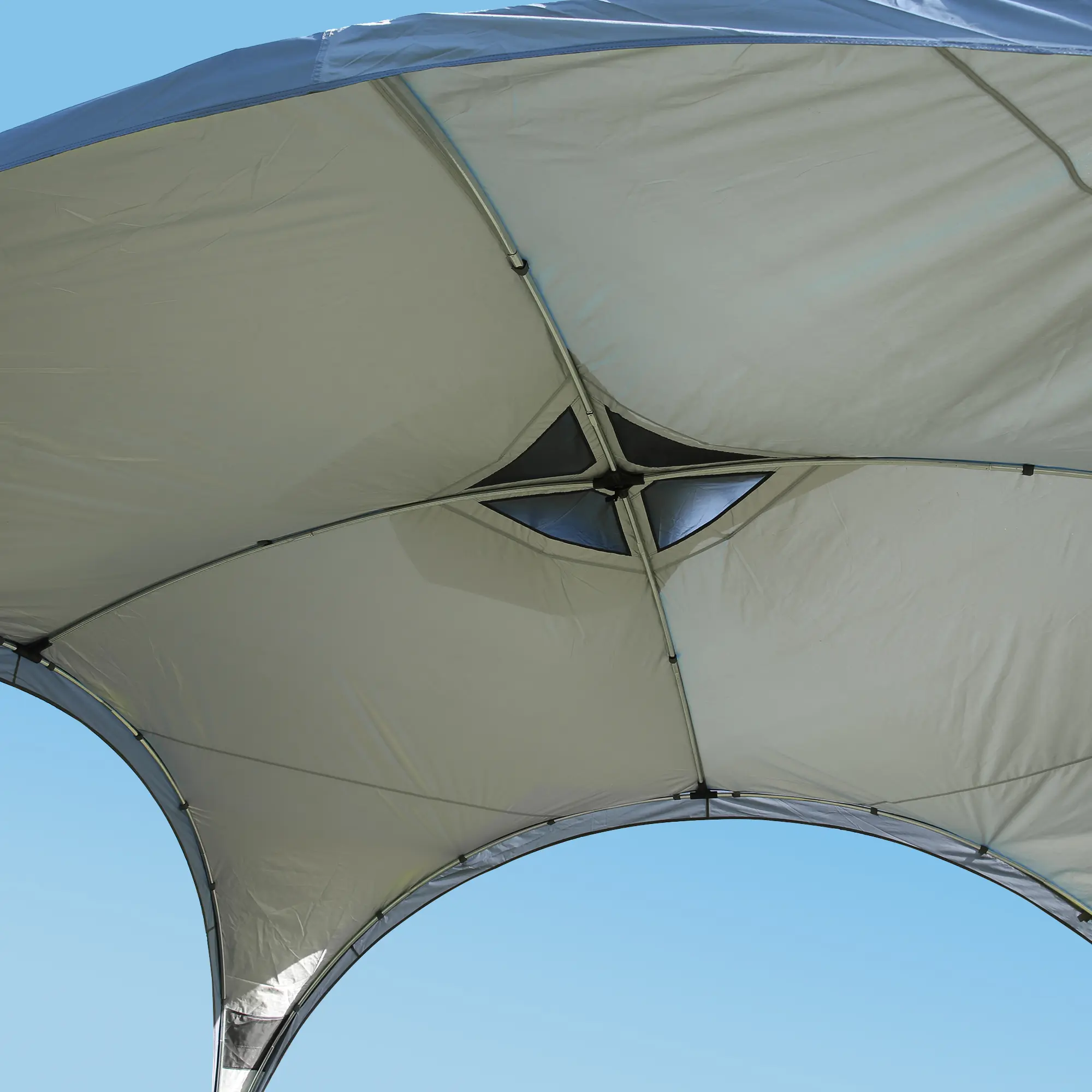 Vista interna del tetto del gazebo your GEAR Bergamo 430, struttura in acciaio zincato e tessuto Oxford 210D resistente UV 50+, con prese d’aria centrali per ventilazione, cielo azzurro sullo sfondo.