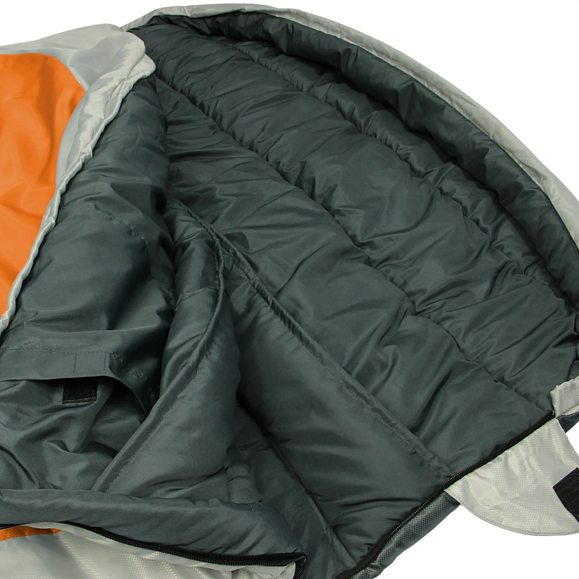 Sacco a pelo aperto di colore grigio e arancione, con imbottitura visibile e tessuto resistente, adatto per campeggio e attività outdoor.