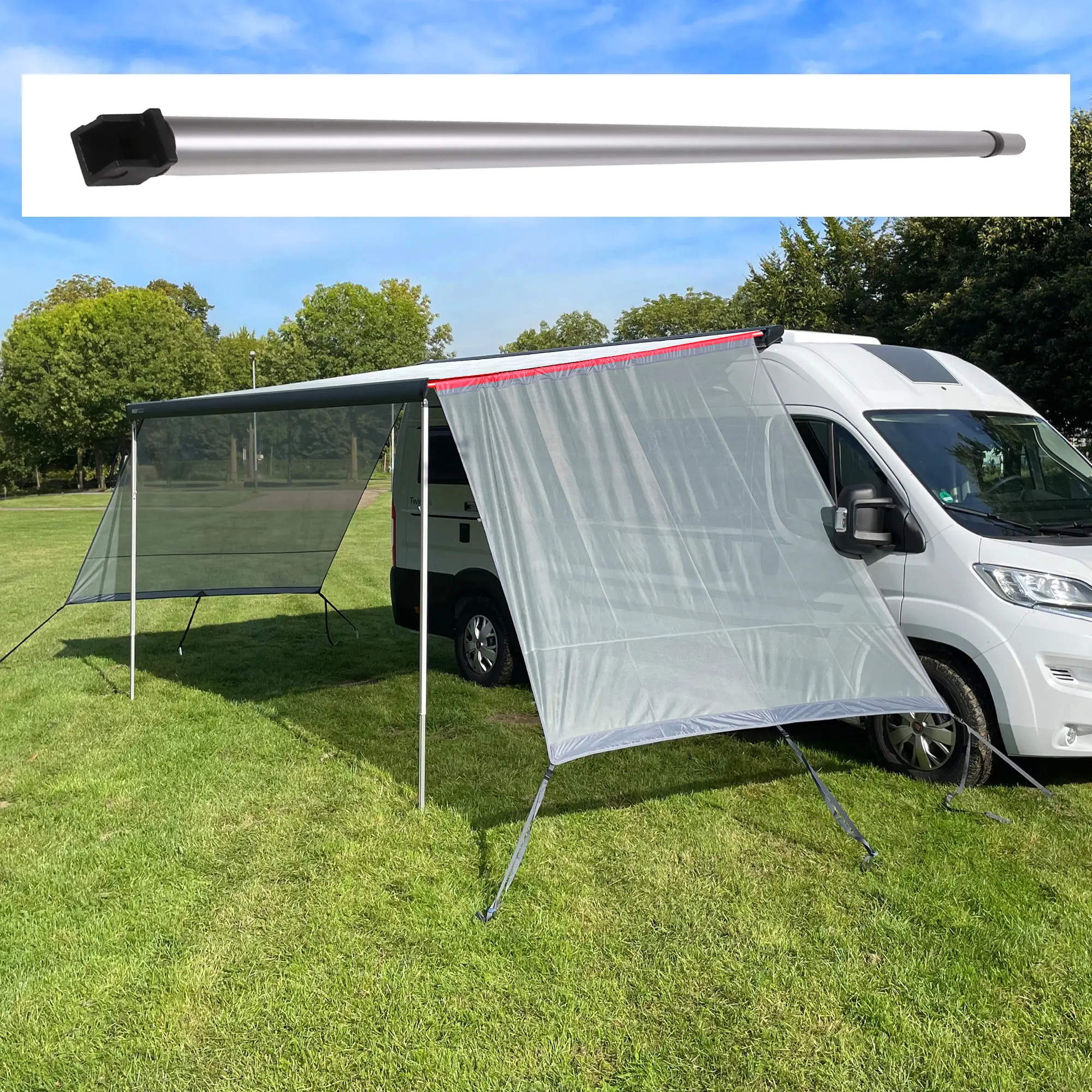 Barra de refuerzo your GEAR Rafter Pole FIA para toldos Fiamma, fabricada en aluminio, vista montada en una caravana con laterales tensados y toldo extendido en un entorno al aire libre.