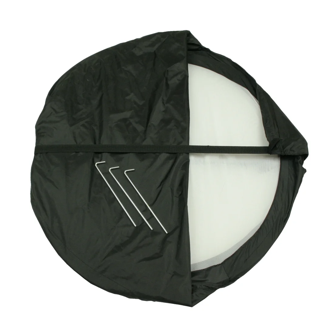 But du football pliable 10T Soccer Goal de 120x90 cm dans un sac de transport noir, accompagné de trois piquets métalliques, idéal pour l’extérieur, facile à transporter et à installer.