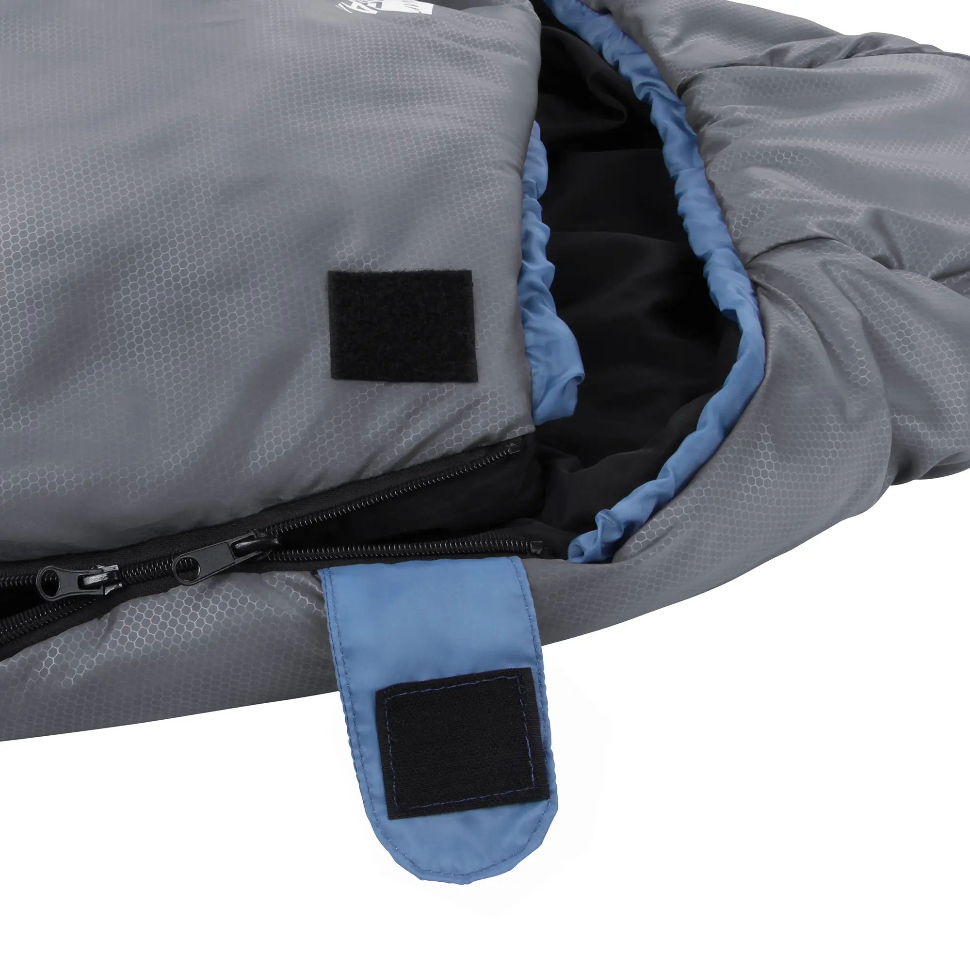 Dettaglio del sacco a pelo yourGEAR Pali -3°C, colore grigio con interno nero e bordi blu, chiusura a zip e velcro, tessuto leggero con struttura a nido d’ape, ideale per campeggio estivo.