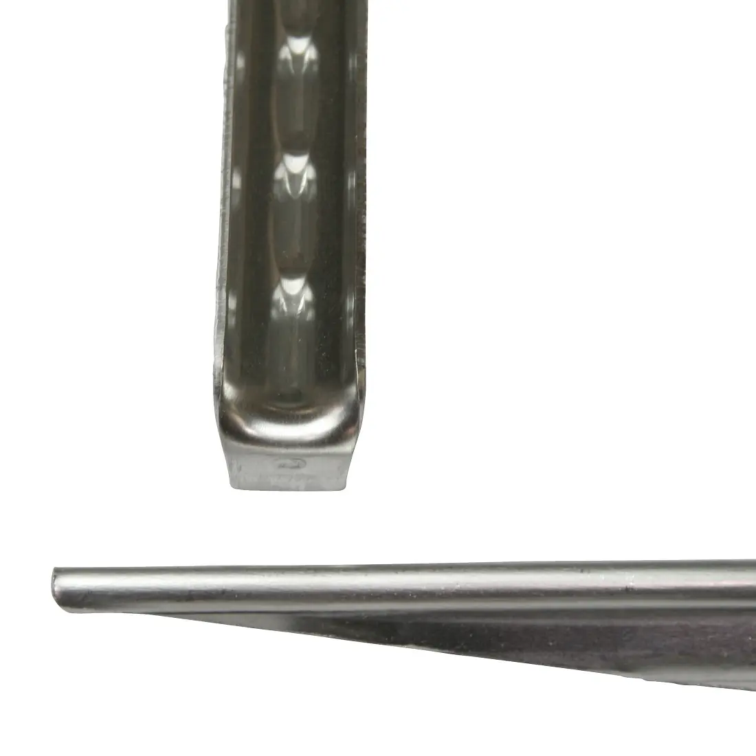 Zelthering yourGEAR VP18 aus Aluminium, V-Profil, silberfarben, Detailansicht der spitzen und profilierten Form, robust für Zelte und Camping, geeignet für normale Böden.