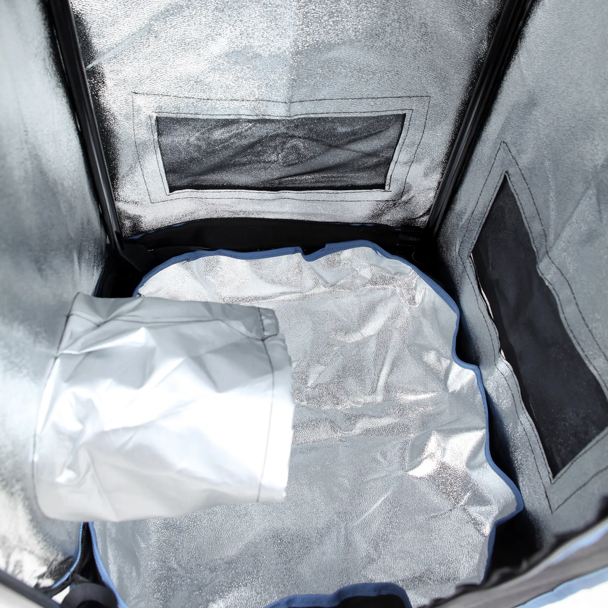 Interno di una growbox yourGEAR Plantsville 40x40x120 cm con rivestimento riflettente argentato, prese d’aria e finestre di ventilazione visibili per la coltivazione indoor di piante, erbe e ortaggi.