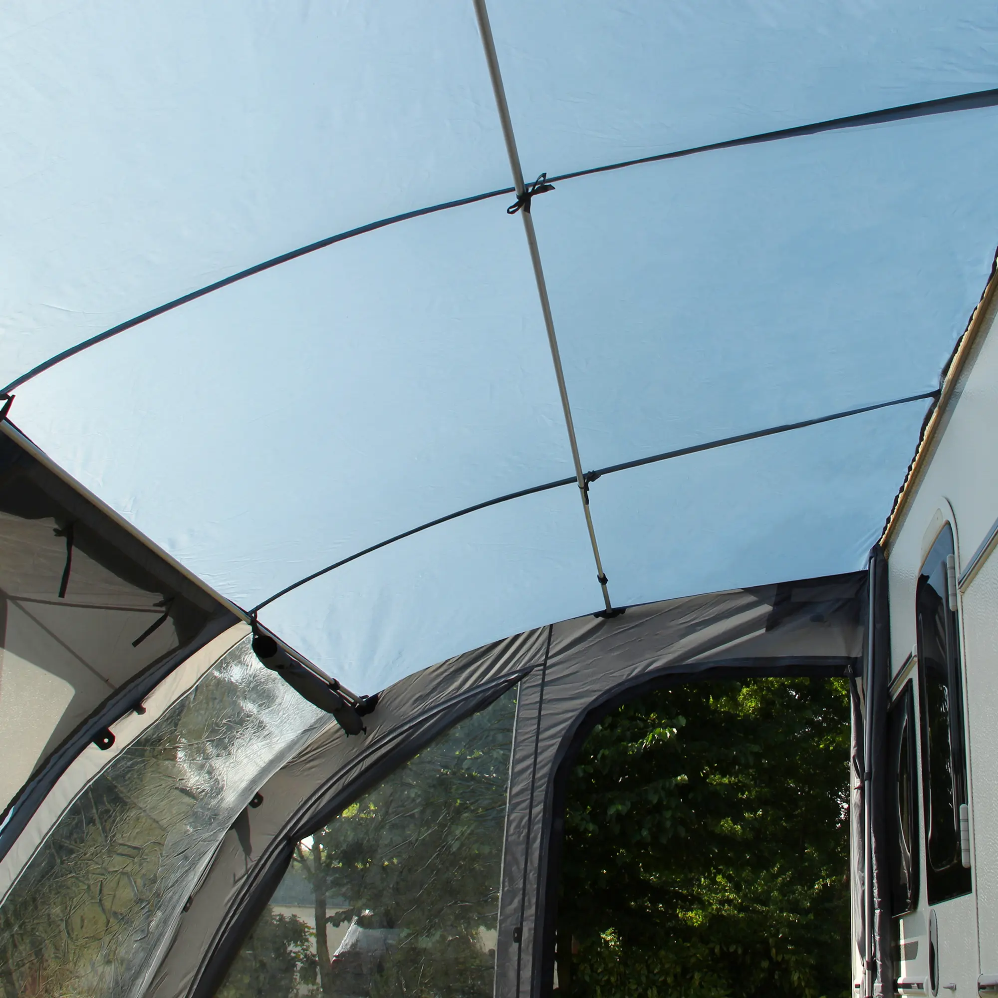 Auvent de caravane yourGEAR Verona 390, intérieur spacieux avec grandes fenêtres panoramiques, toit translucide, structure légère, fixé à un camping-car, protection UV 50+ et matériaux imperméables.