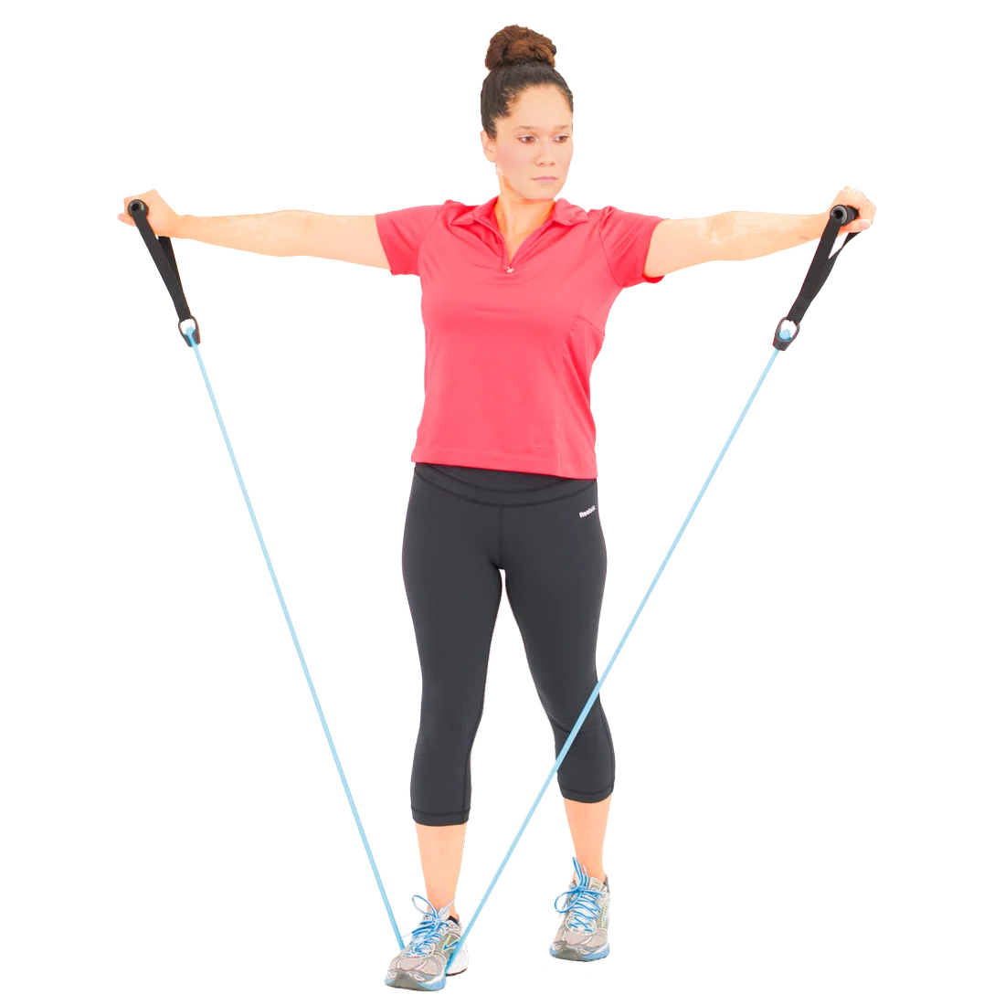 Frau demonstriert das Spirit Expander Light 9kg Fitnessband beim Training; das blaue Gymnastikband mit Griffen wird für Kraft- und Ausdauerübungen verwendet, ideal für Heim- und Fitnessstudio-Workouts.