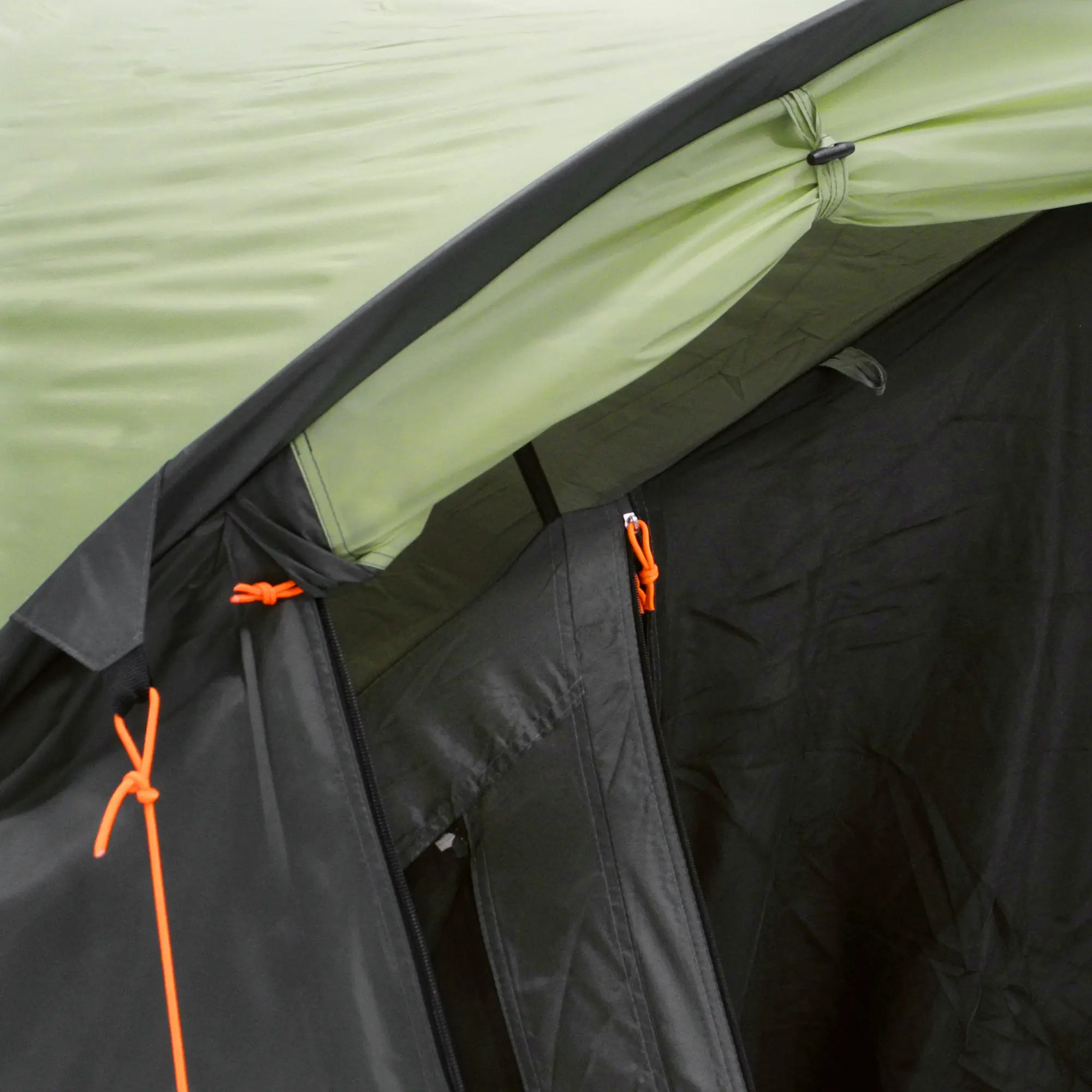 Detailansicht des 10T Glenhill Beechnut 4 Mann Kuppelzelts in Grün/Grau mit verschließbarem Eingang, Reißverschluss und orangefarbenen Abspannleinen, wasserdichter Polyesterstoff, XXL-Schlafkabine.