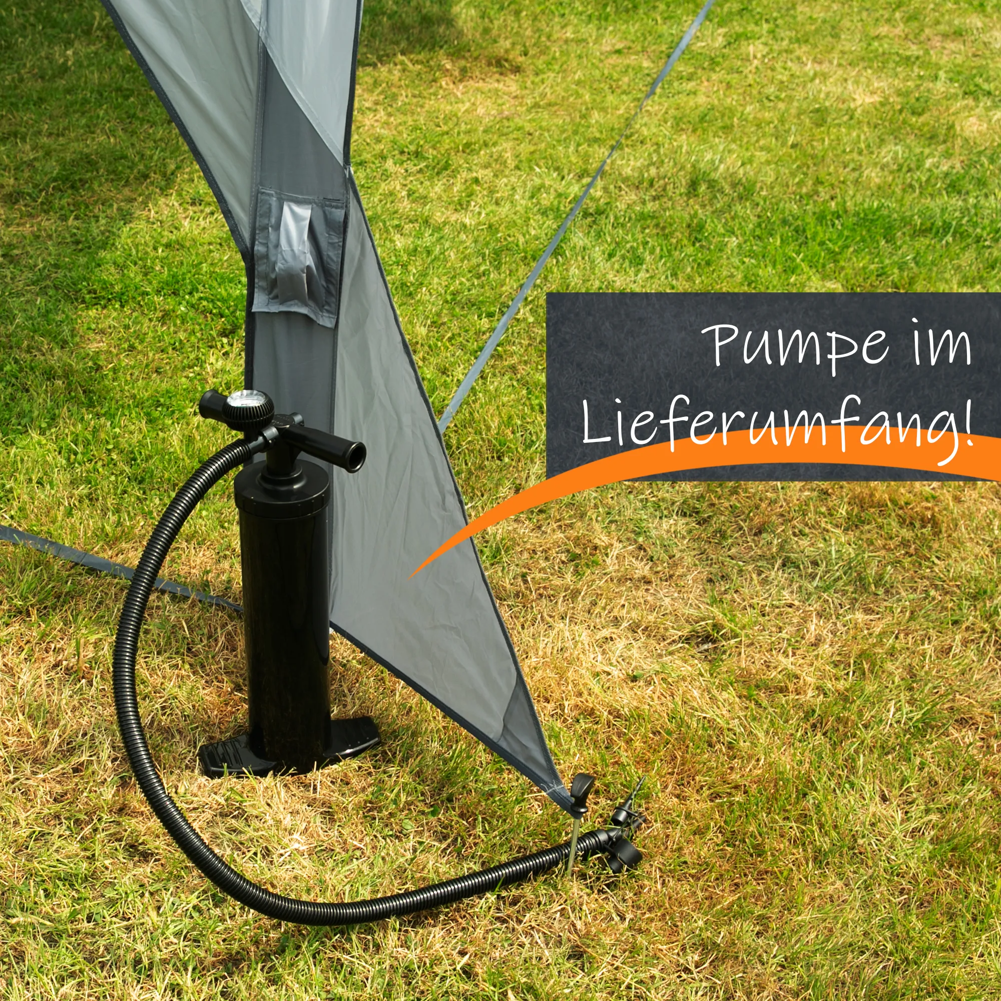 Bord de l'auvent gonflable your GEAR Caravan Amalfi Air 3.6 gris, pompe noire avec manomètre au sol, haubans et piquet sur pelouse, tissu UV50+ et couture renforcée visible.