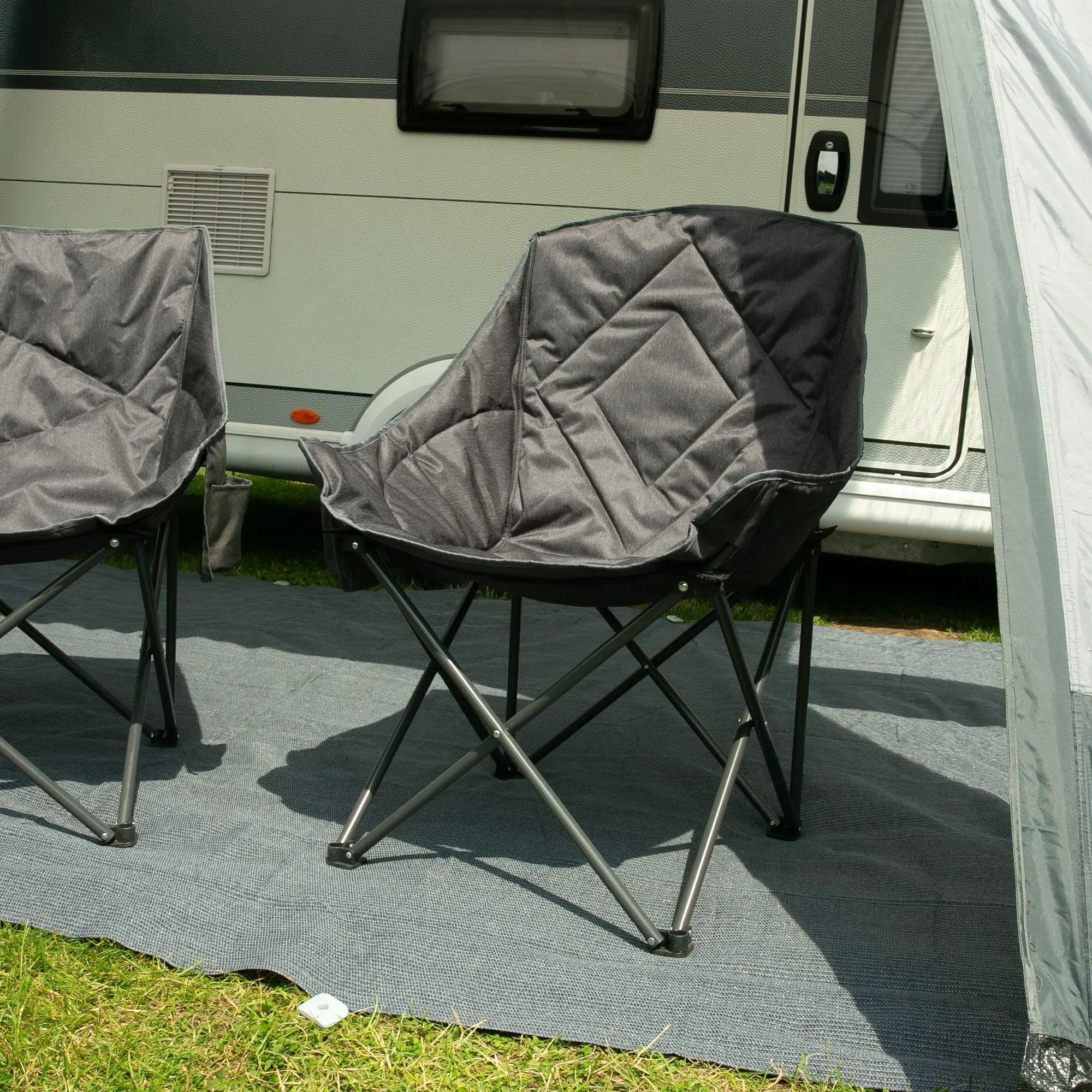 Silla de camping XXL your GEAR Imola, plegable, con asiento y respaldo acolchados en tono gris, estructura de acero resistente y diseño ancho tipo bucket, ideal para exteriores y caravanas.