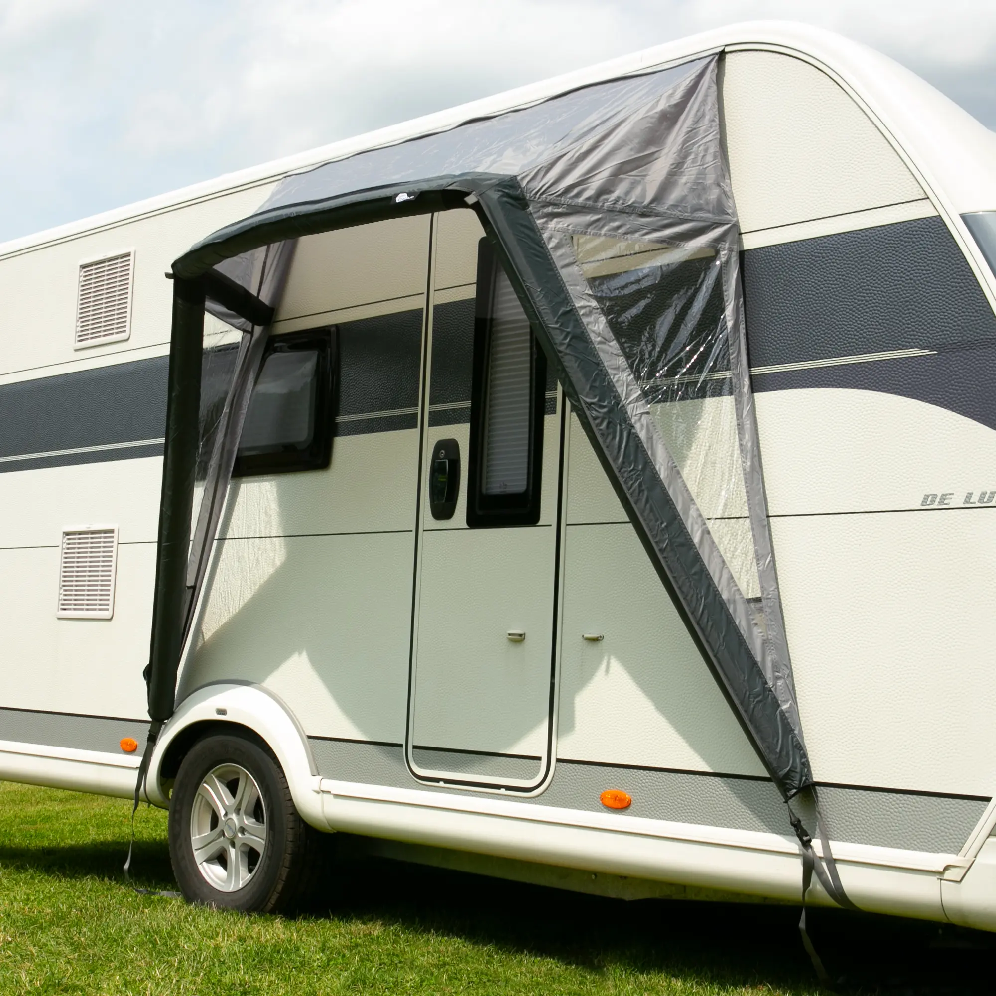Aufblasbares Vordach your GEAR Tarent 180 Air am Wohnwagen montiert, schützt die Tür vor Sonne und Regen, transparentes Seitenfenster, einfacher Aufbau, ideal für Wohnmobil- oder Wohnwagentür.