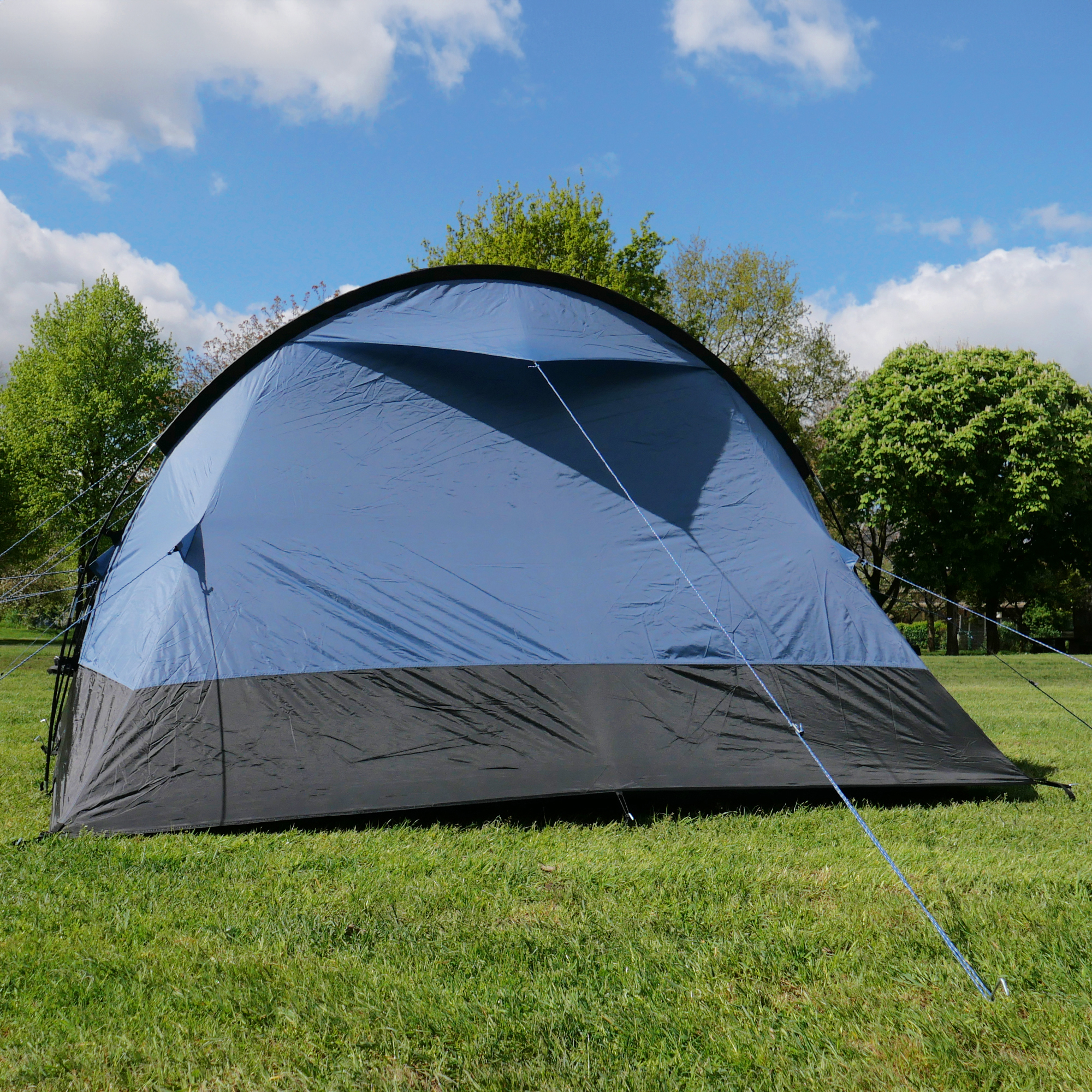 Tente tunnel your GEAR Mistral pour 6 personnes, couleur bleu et noir, spacieuse avec grande hauteur, installée sur pelouse, adaptée au camping familial, protection UV 50+ et imperméabilité 3000 mm.