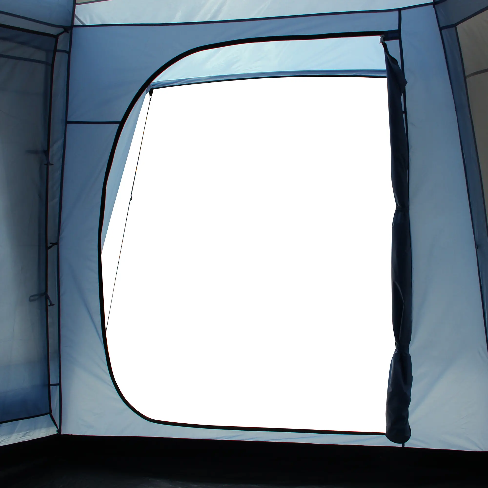 Vue intérieure du your GEAR Zelt Ponza 400 avec grande porte ouverte, tissu bleu, sol en forme de baignoire et coutures étanches ; tente spacieuse avec protection UV 50+ et moustiquaire intégrée.