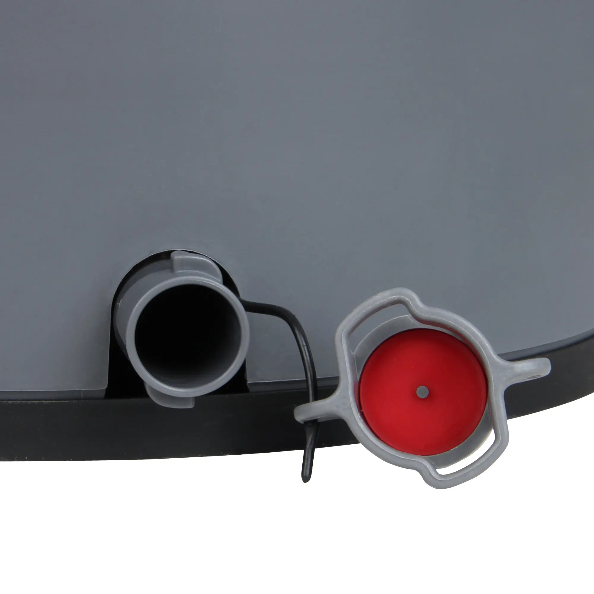 Detalle de la base de la yourGEAR Sand-Filteranlage SFP 6813, mostrando la salida de drenaje y el tapón gris con cierre rojo, parte del sistema de filtración para piscinas y bombas de arena.