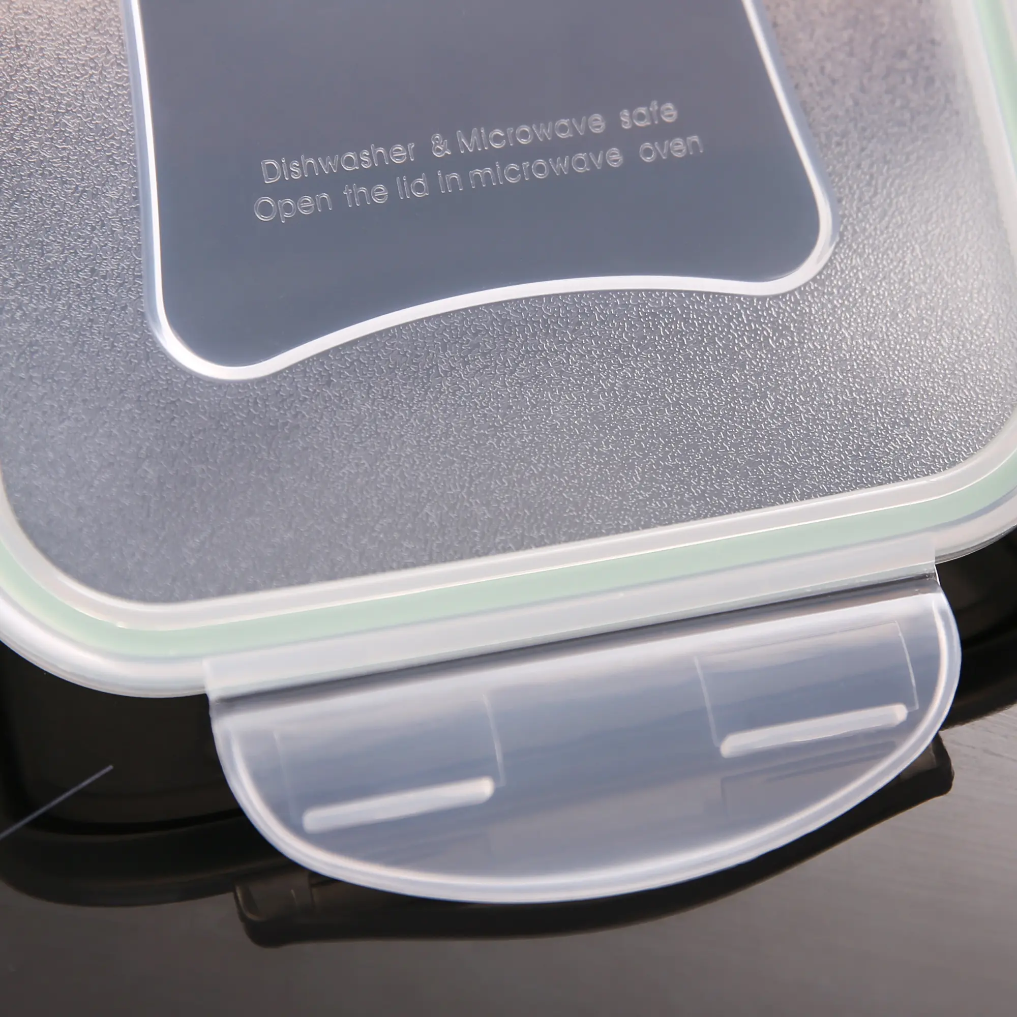 Close-up of your GEAR Pila food storage container lid, showing clear BPA-free plastic, silicone seal for airtight closure, and secure locking clip. Suitable for microwave, dishwasher, freezer, and fridge.