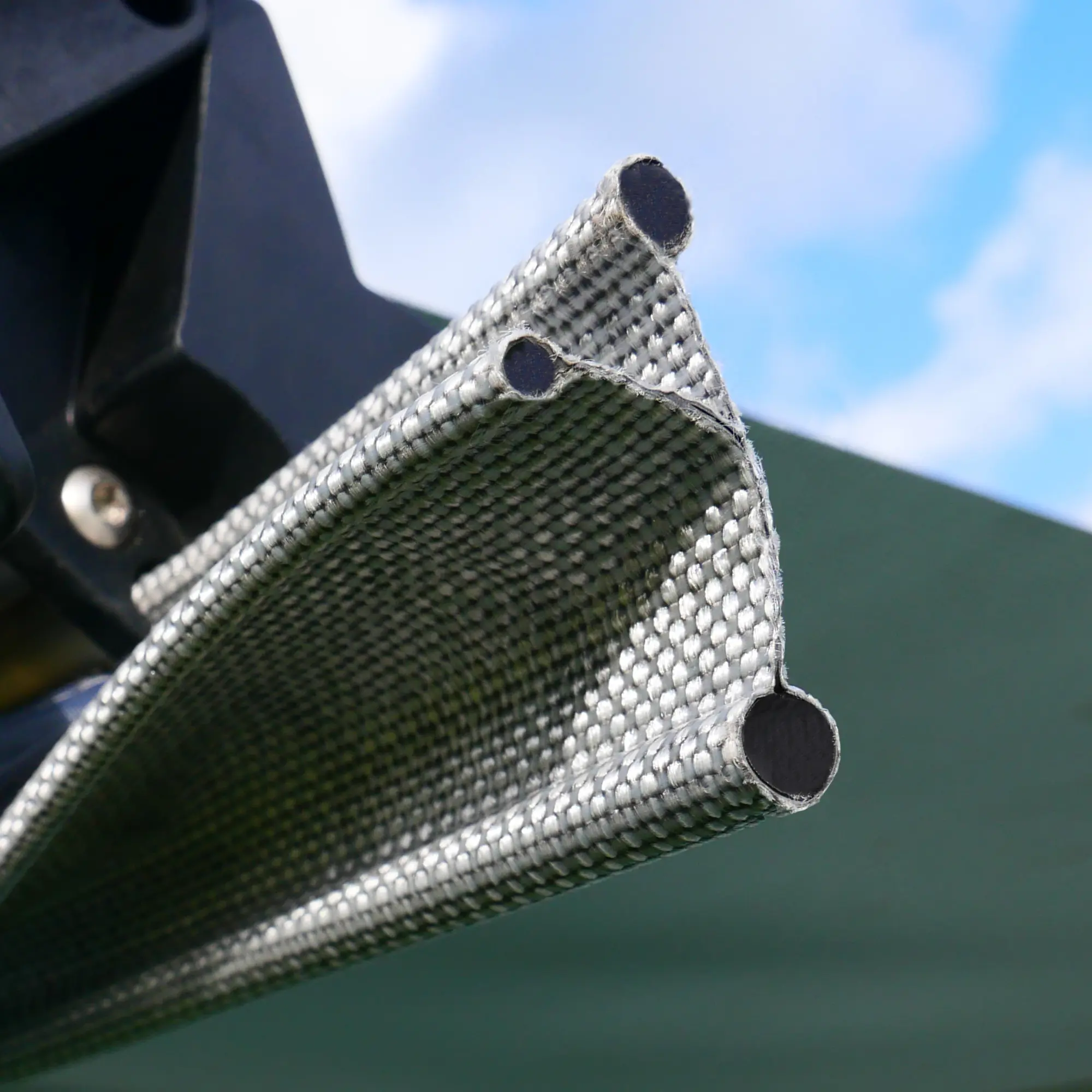 Dettaglio del bordo del telo your GEAR Parasol per Bulli e Multivan, con cuciture rinforzate e tubi integrati per il fissaggio, ideale come tettoia da 260x260 cm per camper e furgoni.