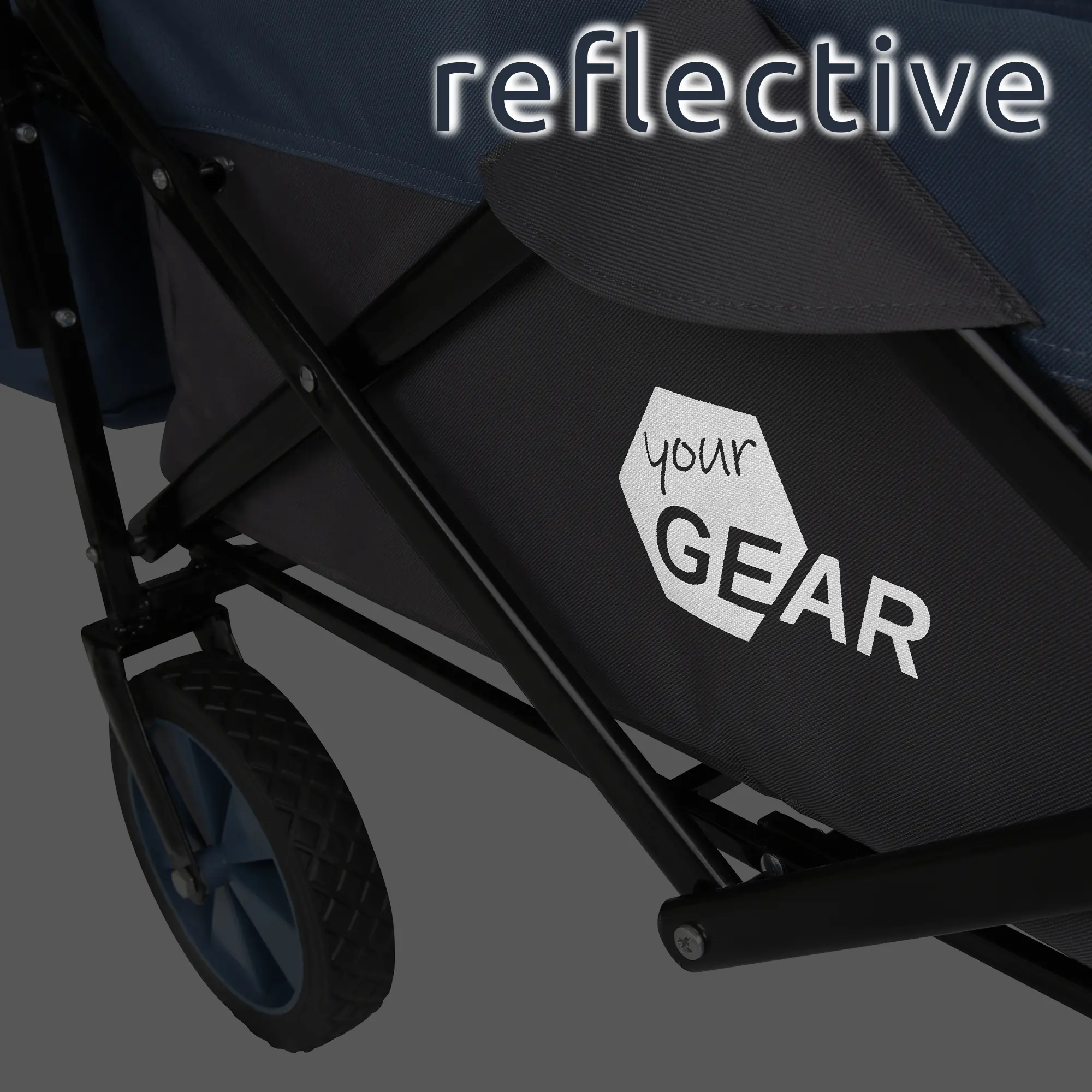 Primer plano del lateral del carrito plegable your GEAR Cirrus XL, mostrando el logo reflectante, estructura robusta negra y rueda de goma azul, ideal para camping, jardín y transporte de hasta 80 kg.