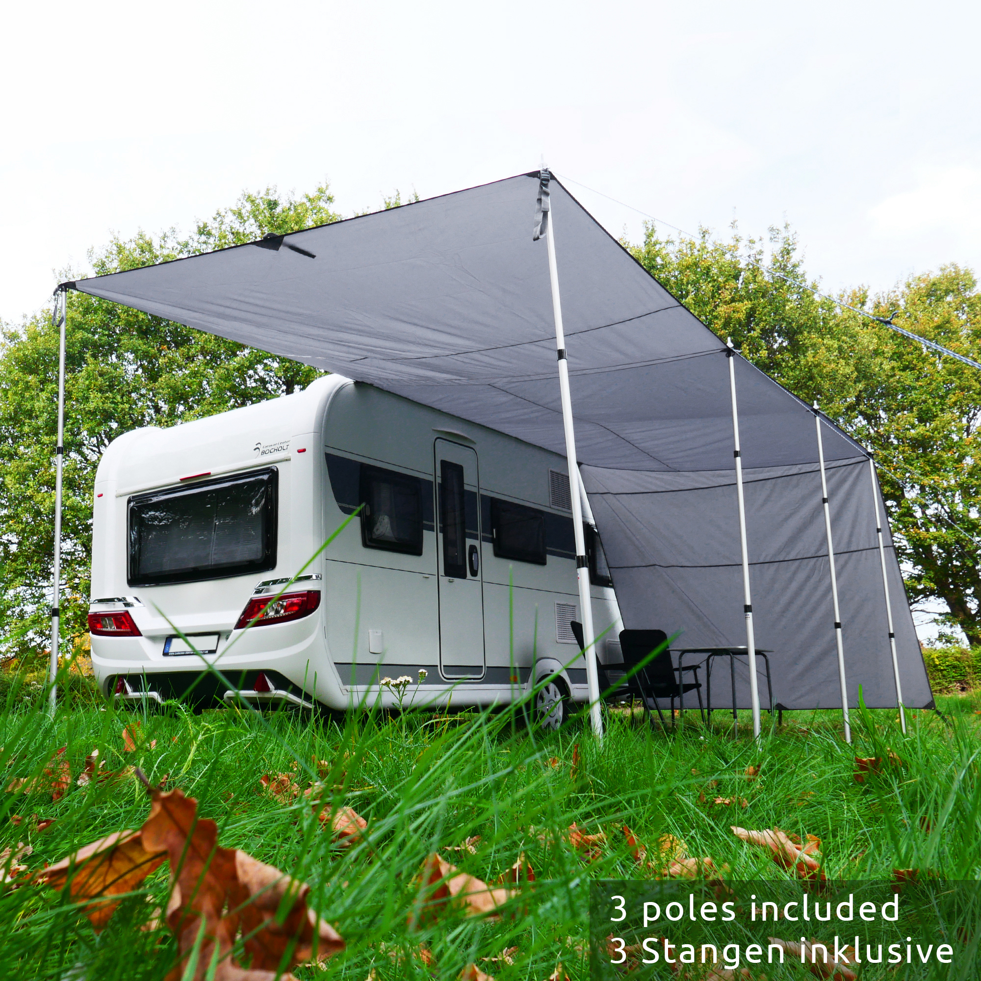 Tenda parasole your GEAR Teramo 300 UV 50+ grigia montata su caravan, con pali in alluminio e pareti laterali, offre protezione solare e pioggia. Adatta per camper e roulotte, dimensioni ca. 300x240 cm.