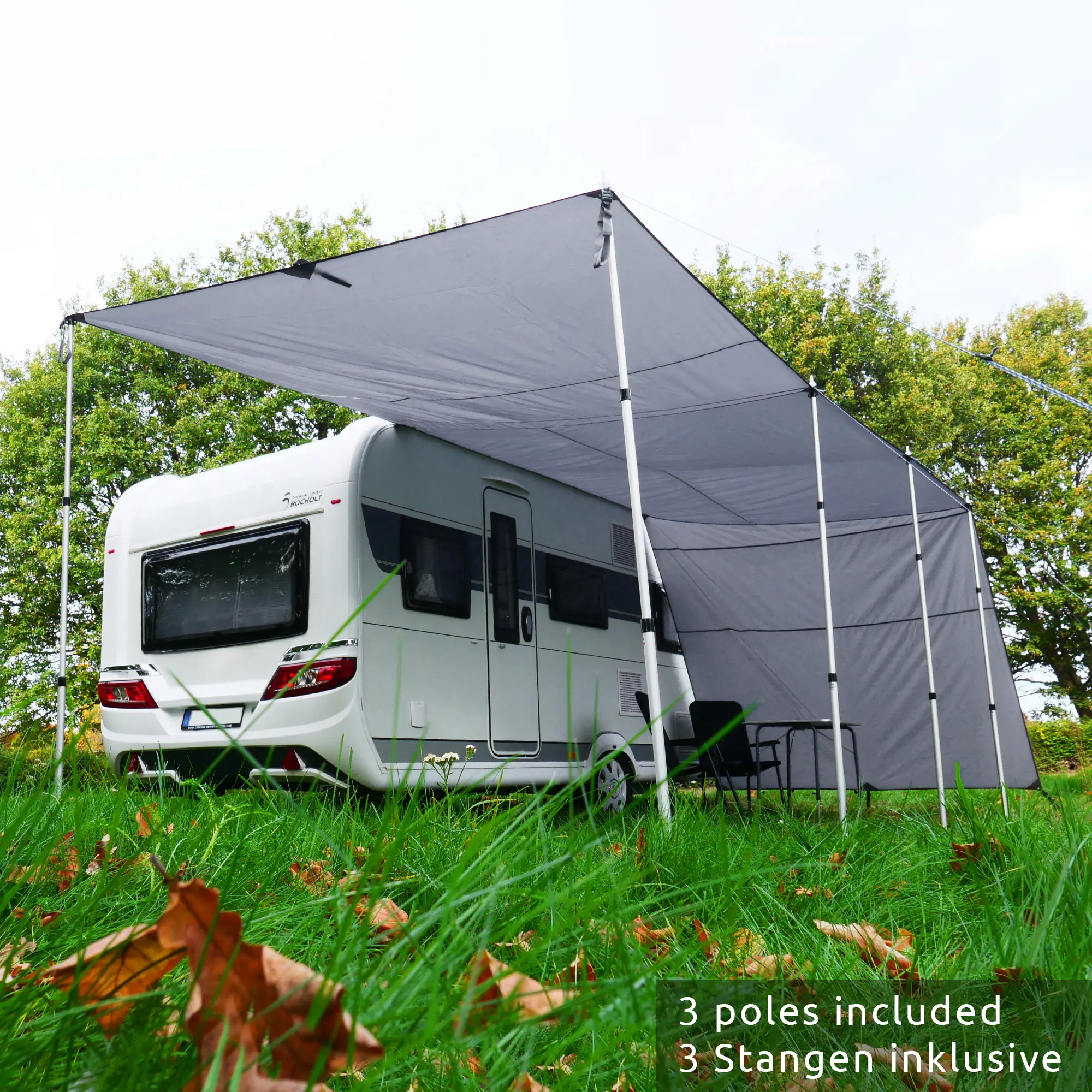 Toldo para caravana your GEAR Teramo 300 x 240 cm en gris, con paredes laterales y tres postes de aluminio, instalado junto a una caravana sobre césped, ideal como protección solar y contra la lluvia.