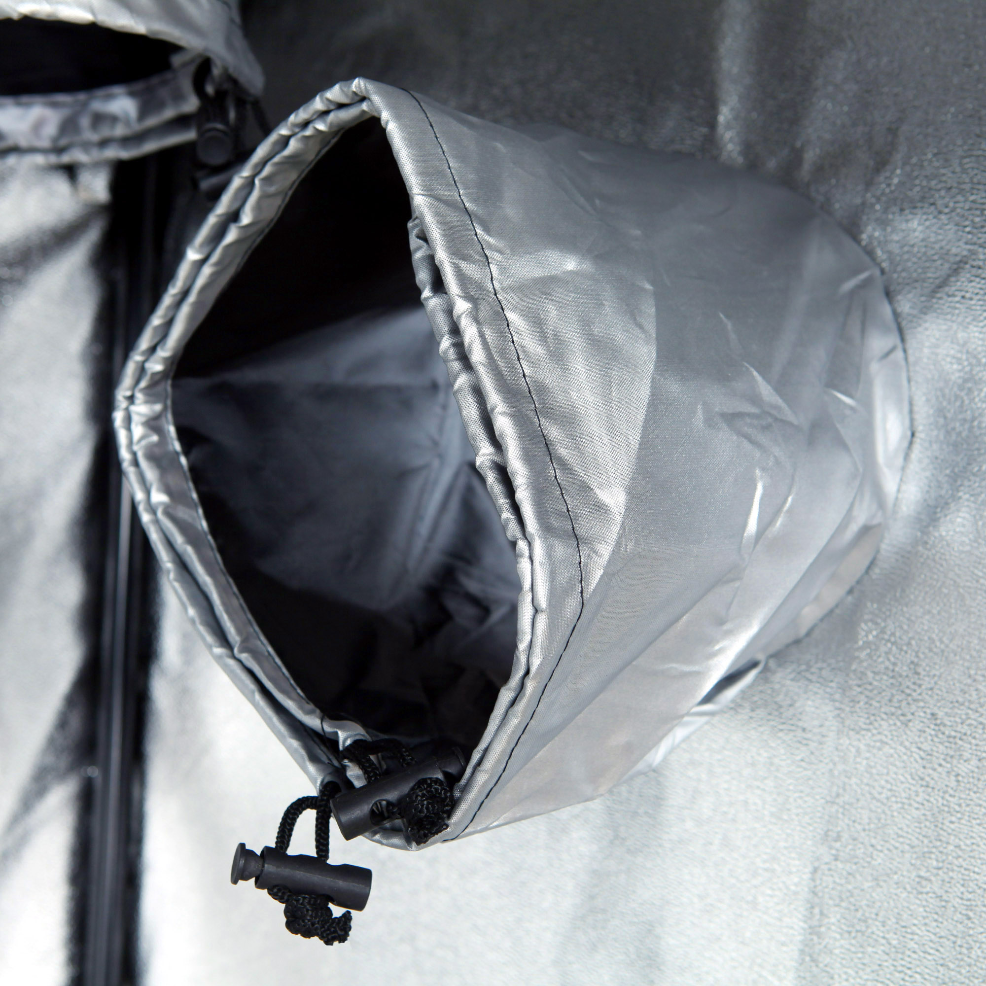 Conducto de ventilación ajustable del grow tent yourGEAR Plantsville, fabricado con material reflectante plateado, costuras reforzadas y cordón de cierre, ideal para cultivo interior de plantas en invernadero 80x80x180 cm.