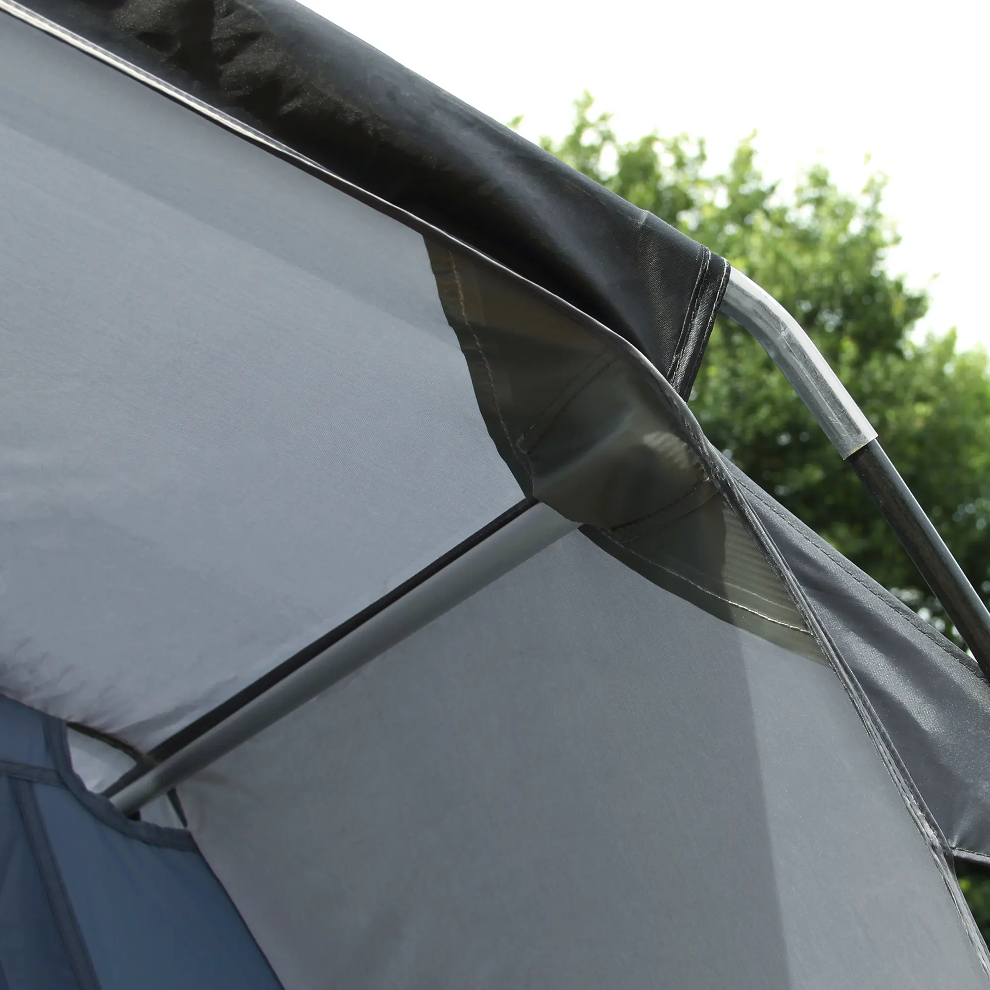 Détail du Busvorzelt your GEAR Rimini 300 : structure solide en métal, tissu gris résistant avec protection UV 50+, coutures renforcées, adapté aux bus et vans, idéal pour le camping.