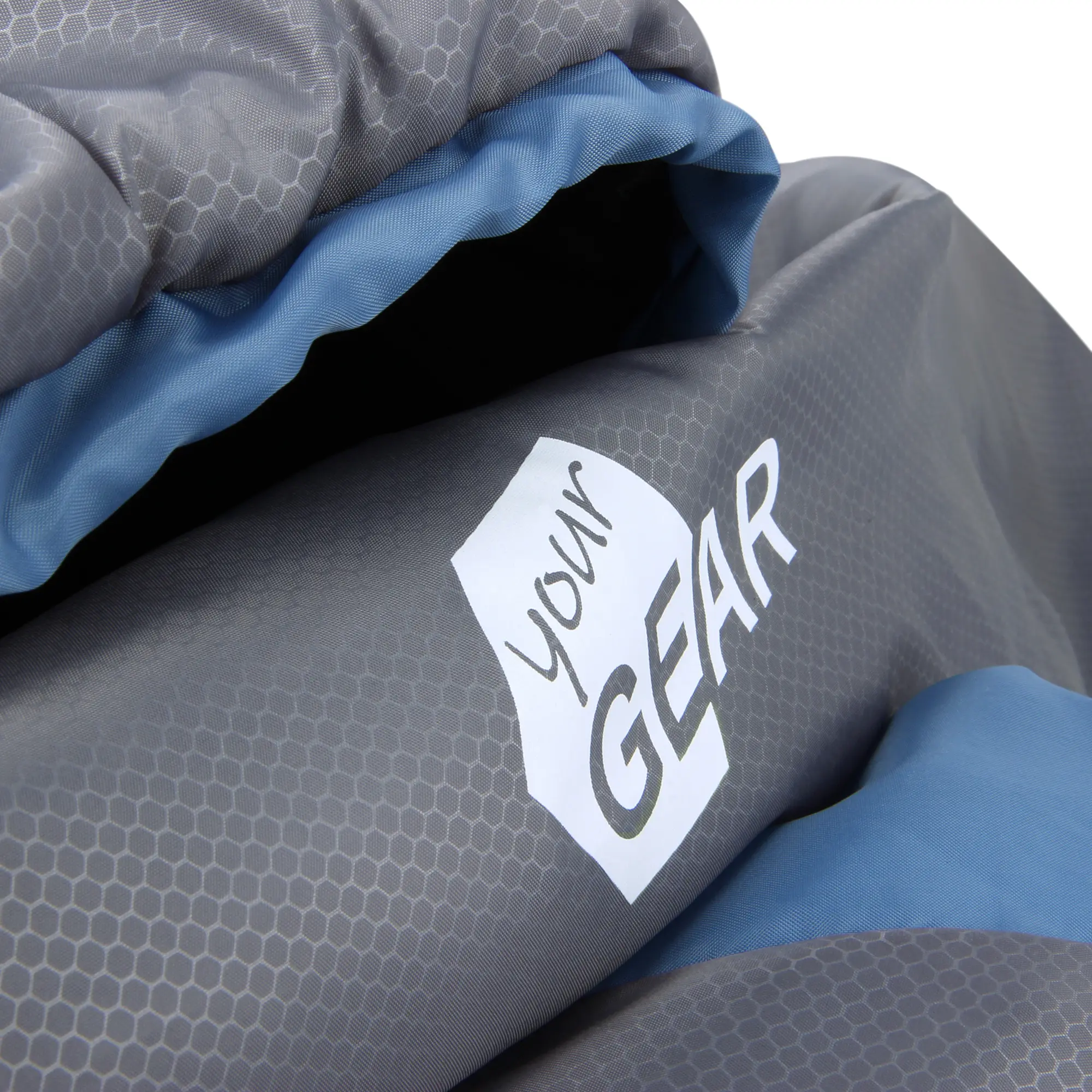 Dettaglio del sacco a pelo yourGEAR Pali -3°C, colore grigio con interno blu, materiale leggero con motivo a nido d’ape e logo yourGEAR stampato, ideale per campeggio estivo e facile da trasportare.