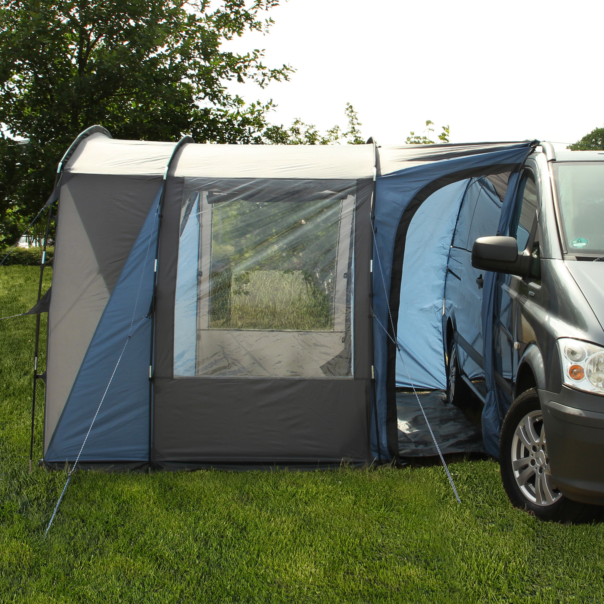 Auvent de bus your GEAR Rimini 300, autoportant, avec grande fenêtre panoramique, sol inclus, raccordé à un van gris, monté sur pelouse, adapté aux véhicules 180-230 cm, protection UV 50+.